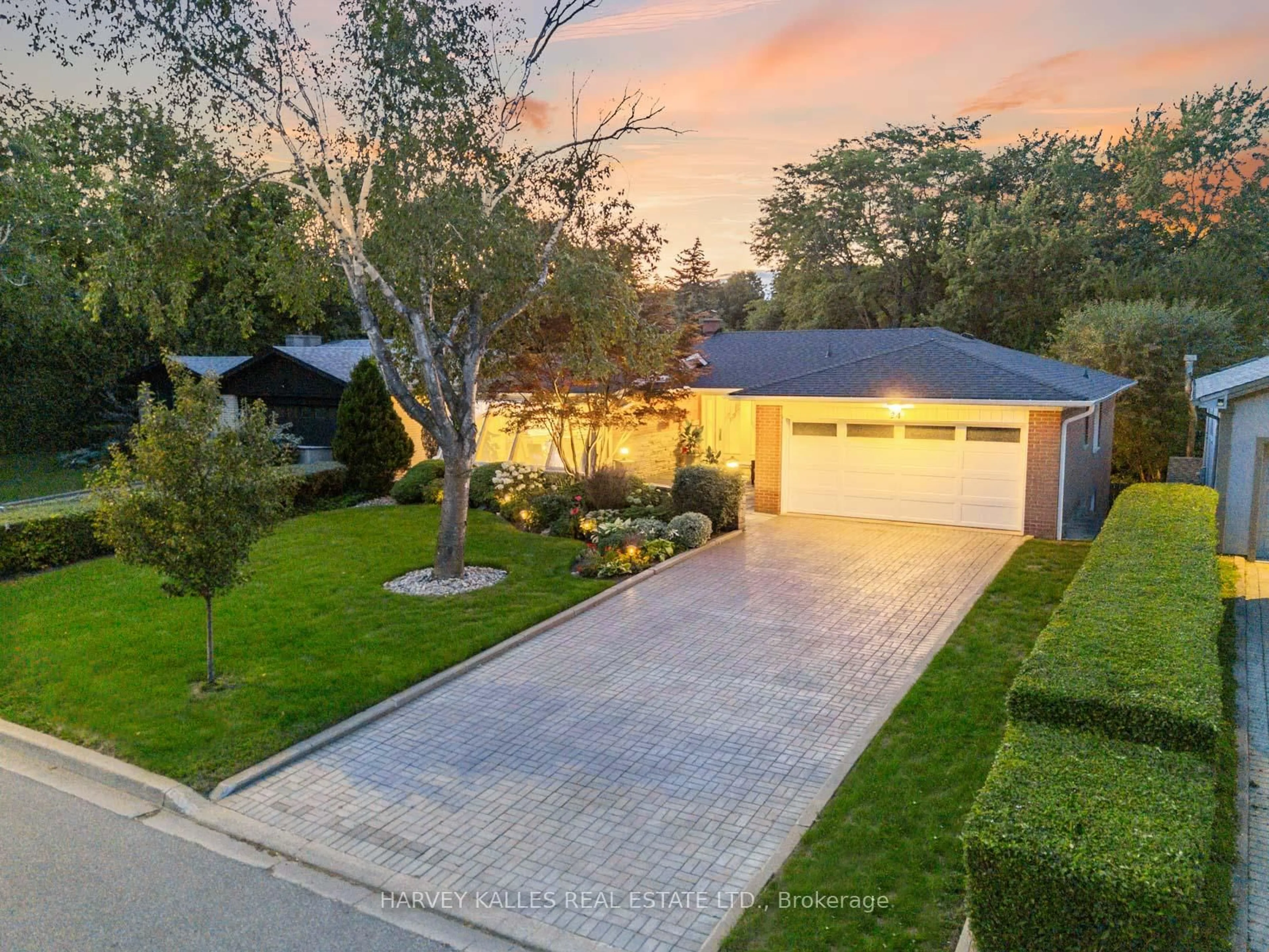 A pic from outside/outdoor area/front of a property/back of a property/a pic from drone, street for 24 Delair Cres, Markham Ontario L3T 2M4