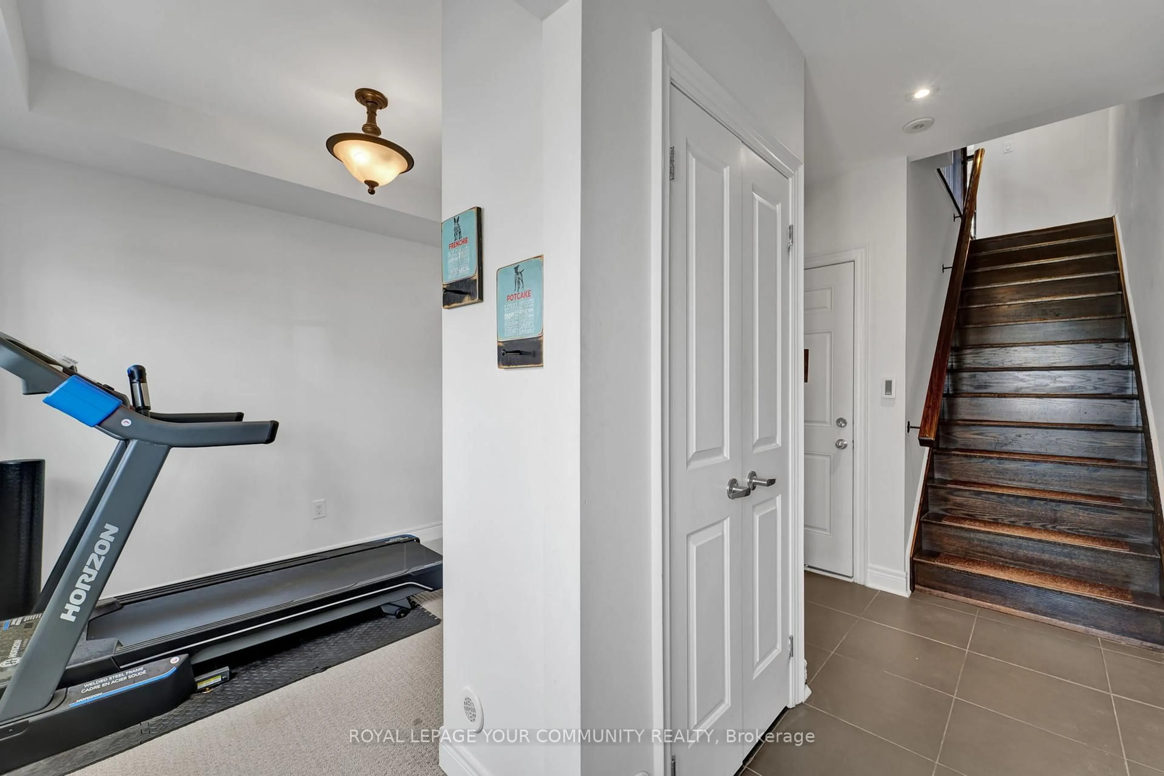 Indoor entryway for 8327 Kipling Ave, Vaughan Ontario L4L 2A7