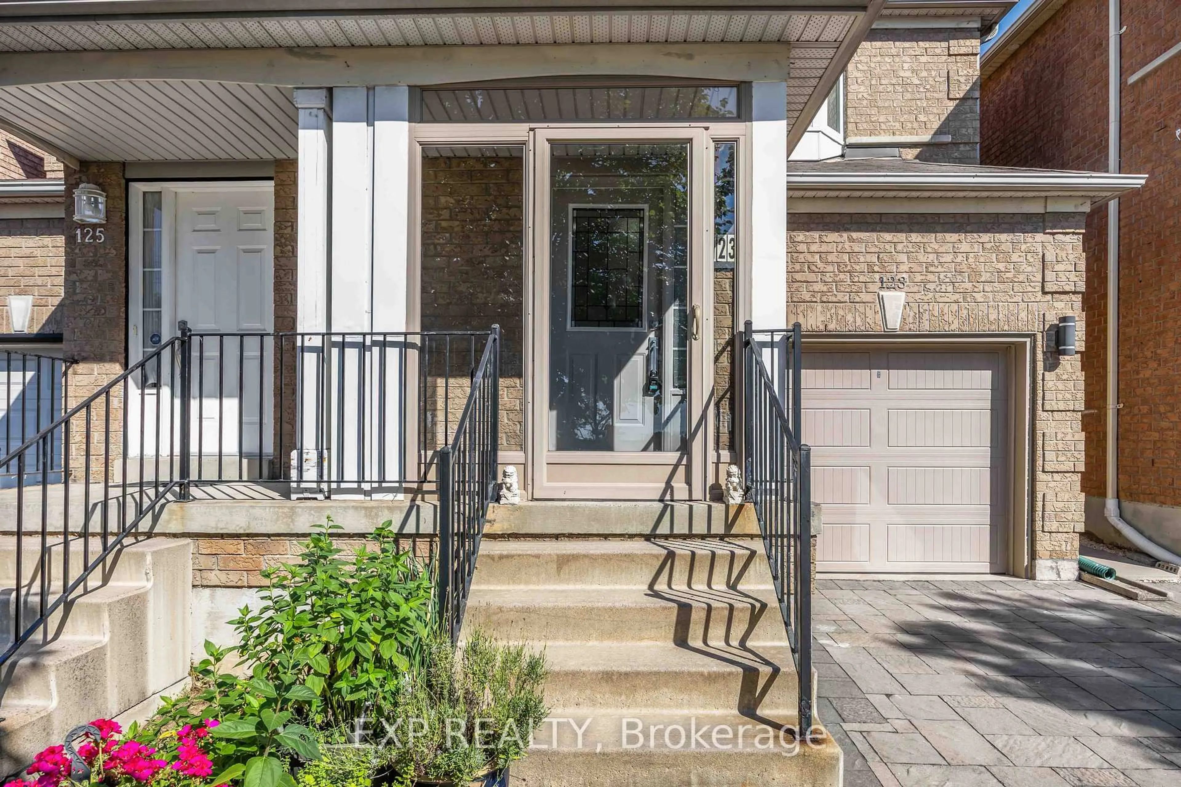 Indoor entryway for 123 Sassafras Circ, Vaughan Ontario L4J 8M9