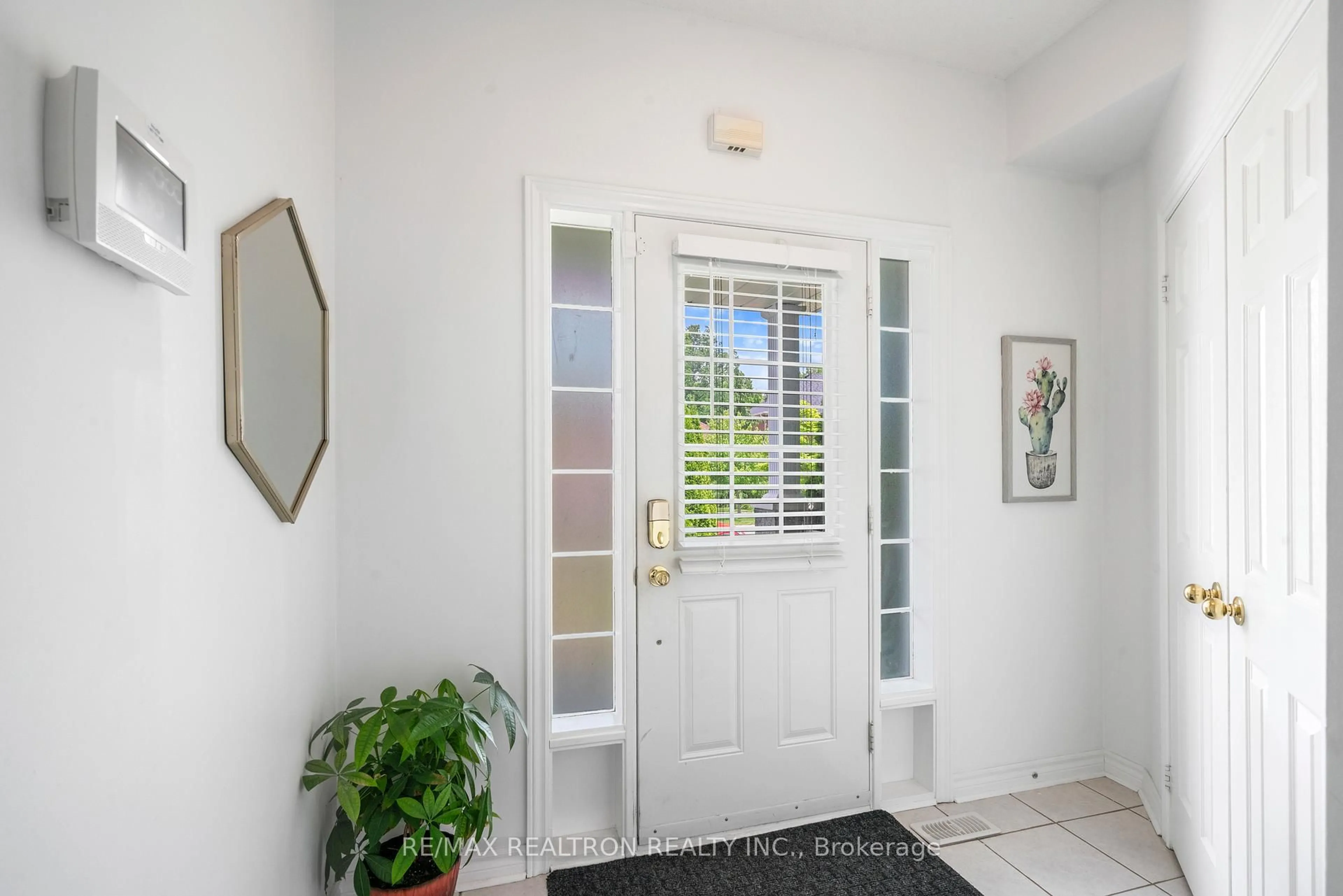 Indoor entryway for 115 Glendower Cres, Georgina Ontario L4P 0A2