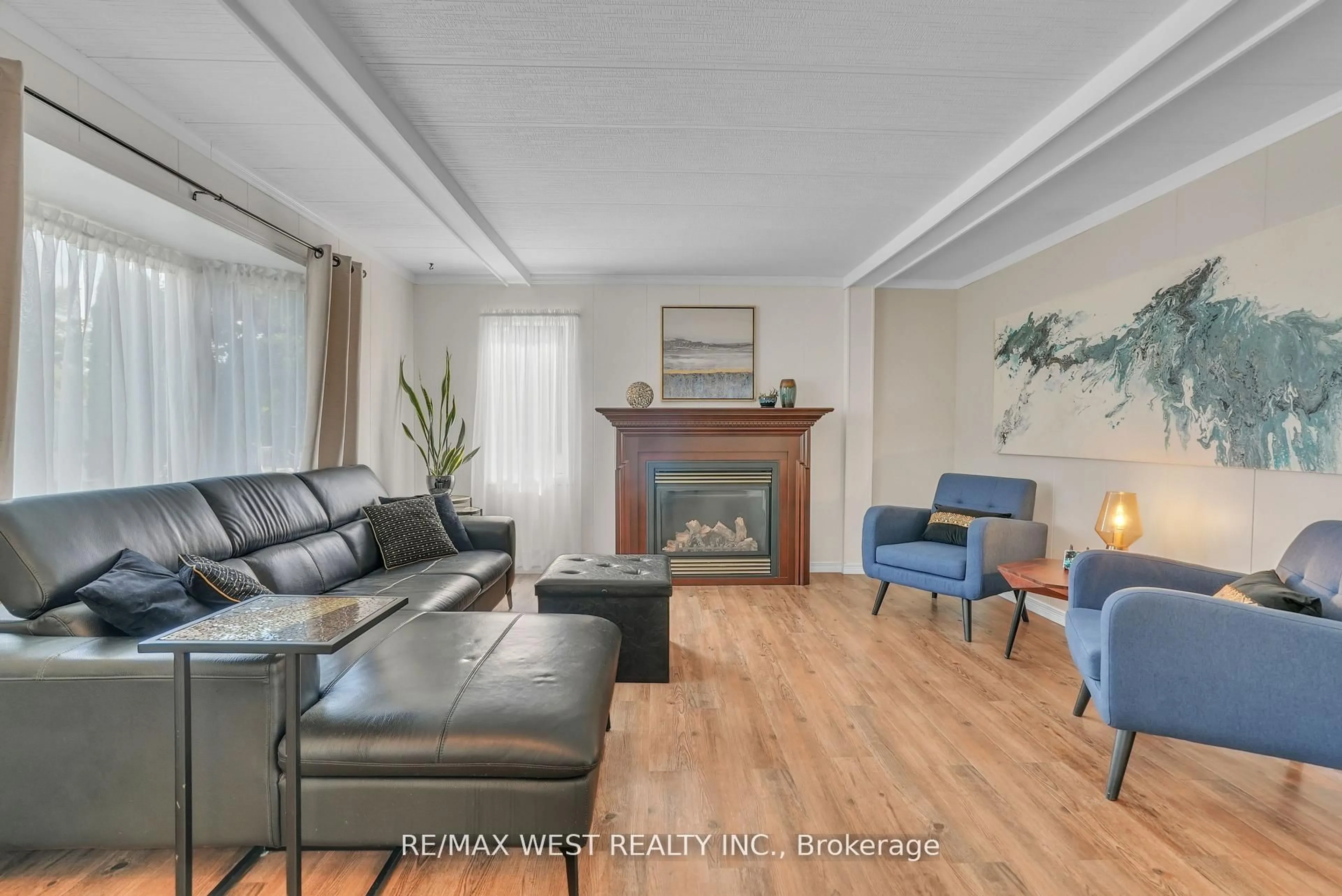 Living room with furniture, unknown for 23 Linden Lane, Innisfil Ontario L9S 1N8