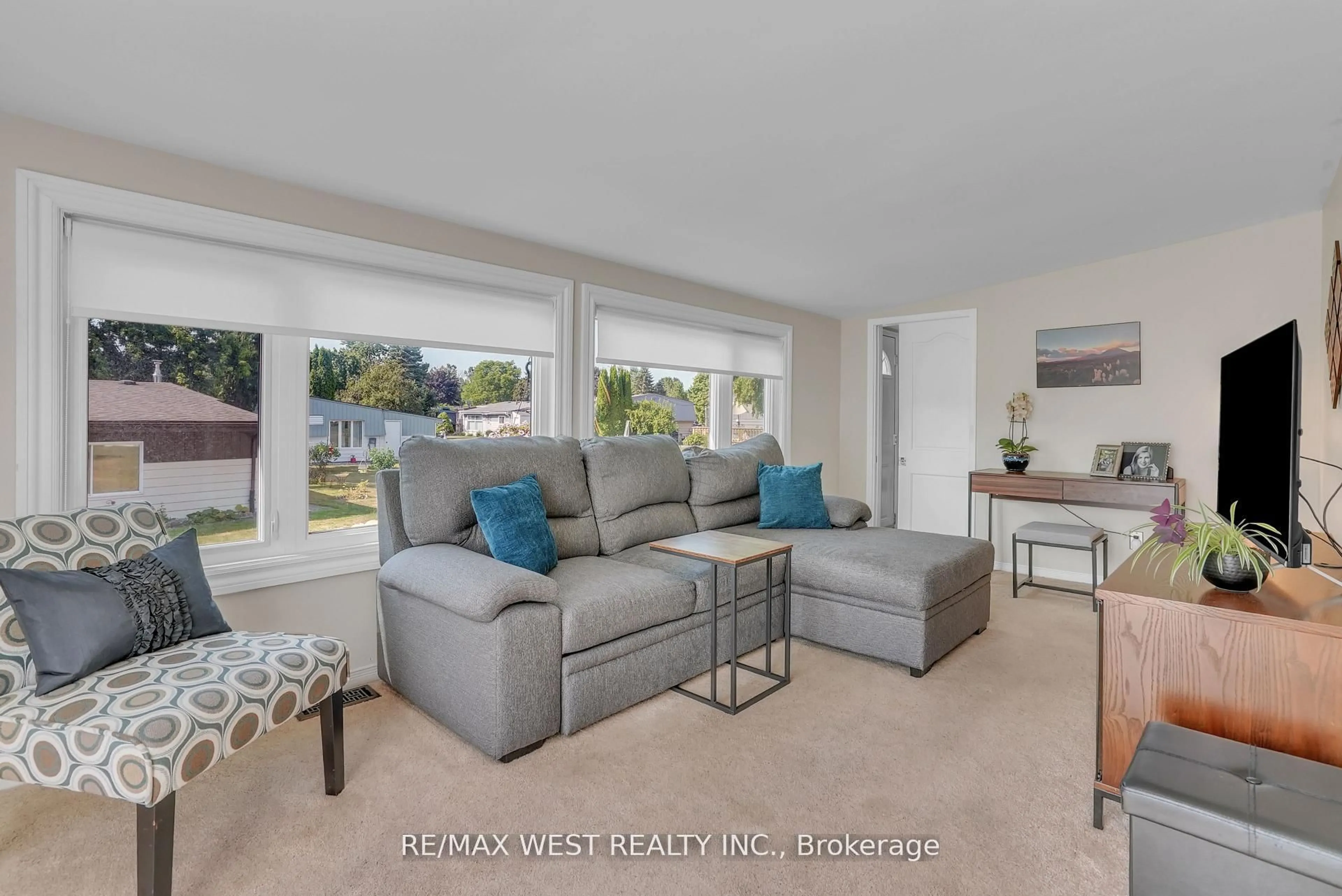 Living room with furniture, unknown for 23 Linden Lane, Innisfil Ontario L9S 1N8