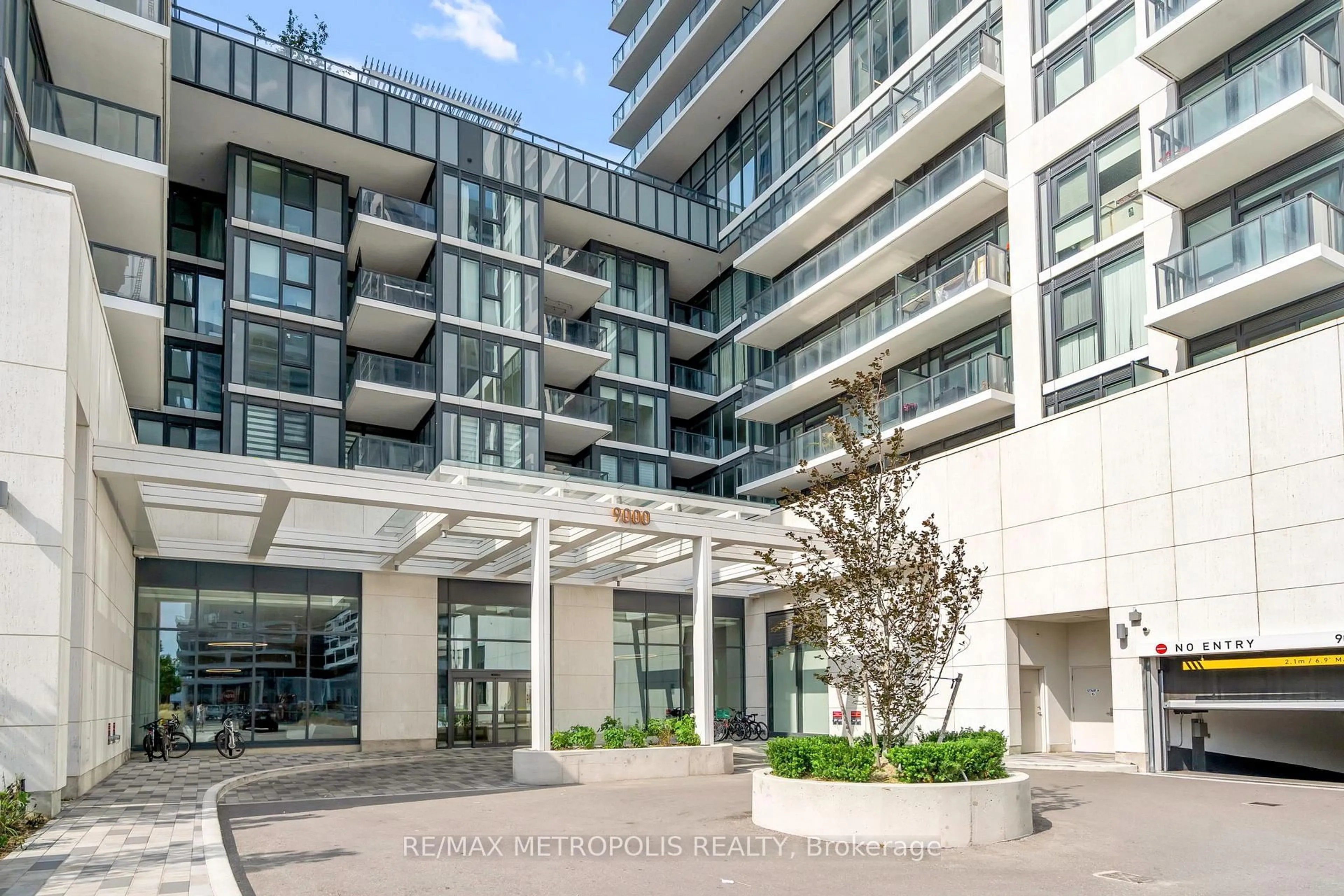 Indoor foyer for 9000 Jane St #2516, Vaughan Ontario L4K 0M6