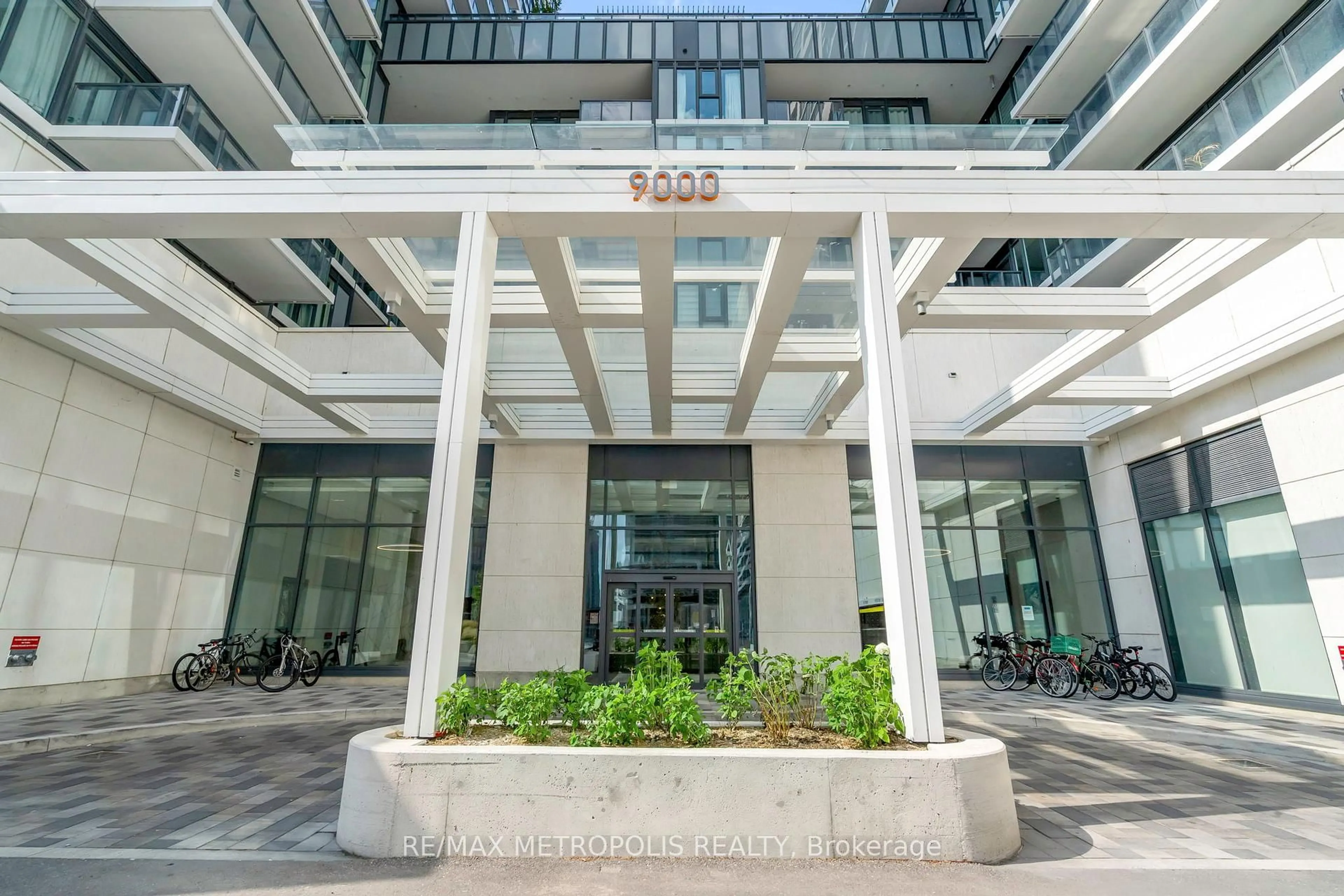 Patio, building for 9000 Jane St #2516, Vaughan Ontario L4K 0M6