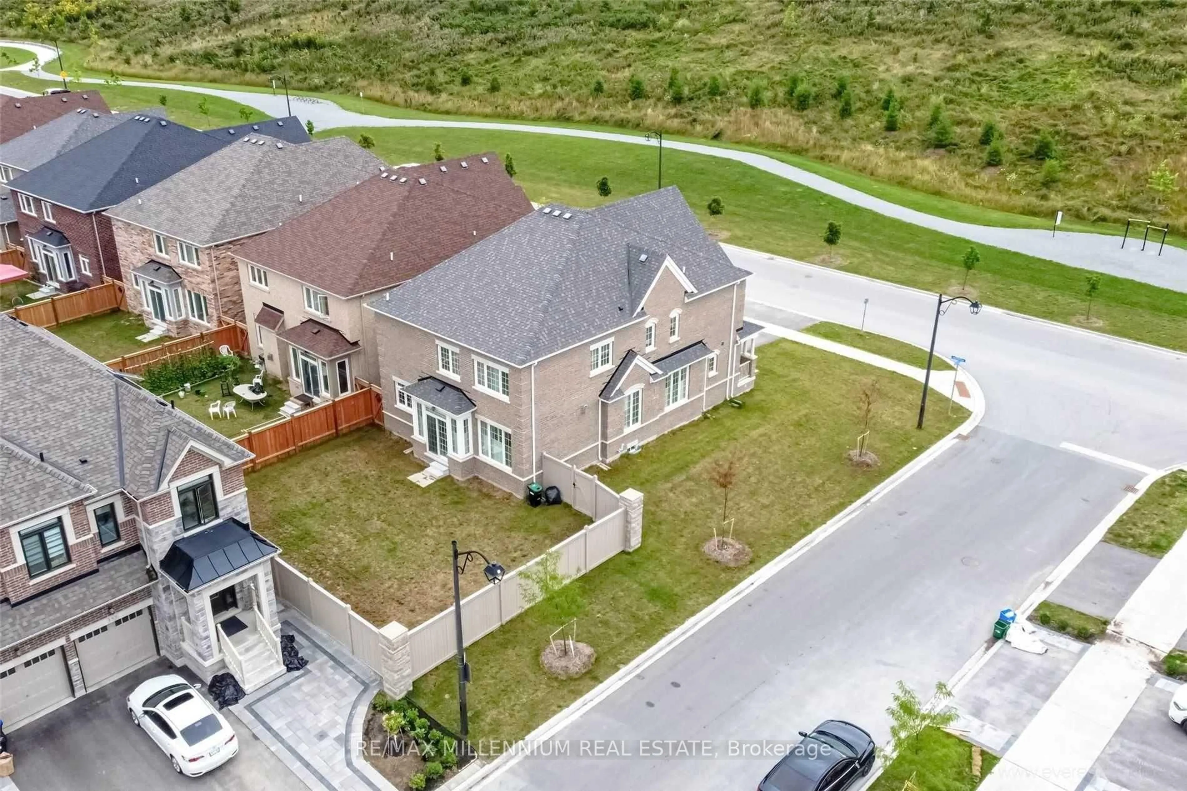 A pic from outside/outdoor area/front of a property/back of a property/a pic from drone, street for 845 Langford Blvd, Bradford West Gwillimbury Ontario L3Z 4J2