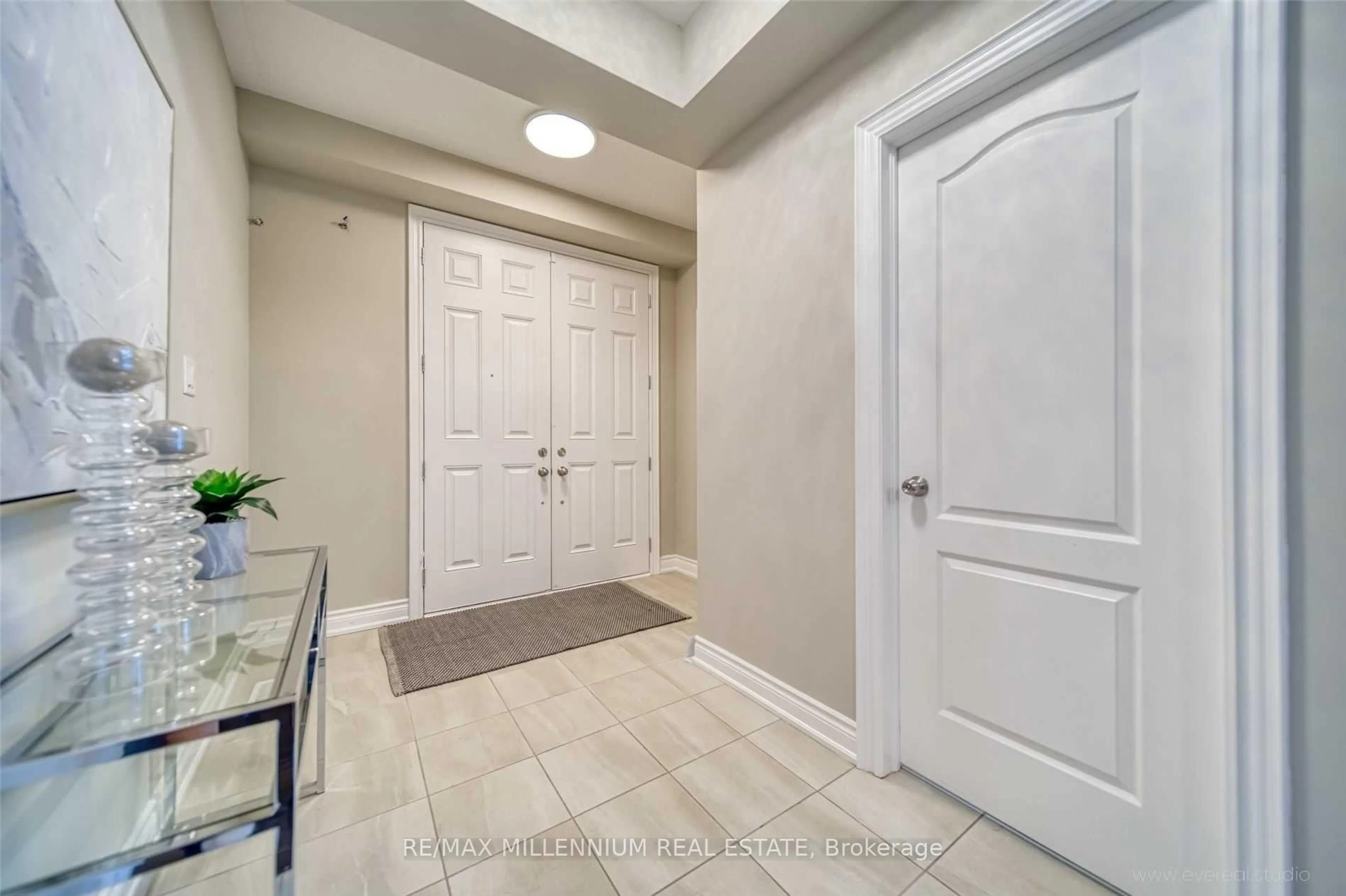 Indoor entryway for 845 Langford Blvd, Bradford West Gwillimbury Ontario L3Z 4J2