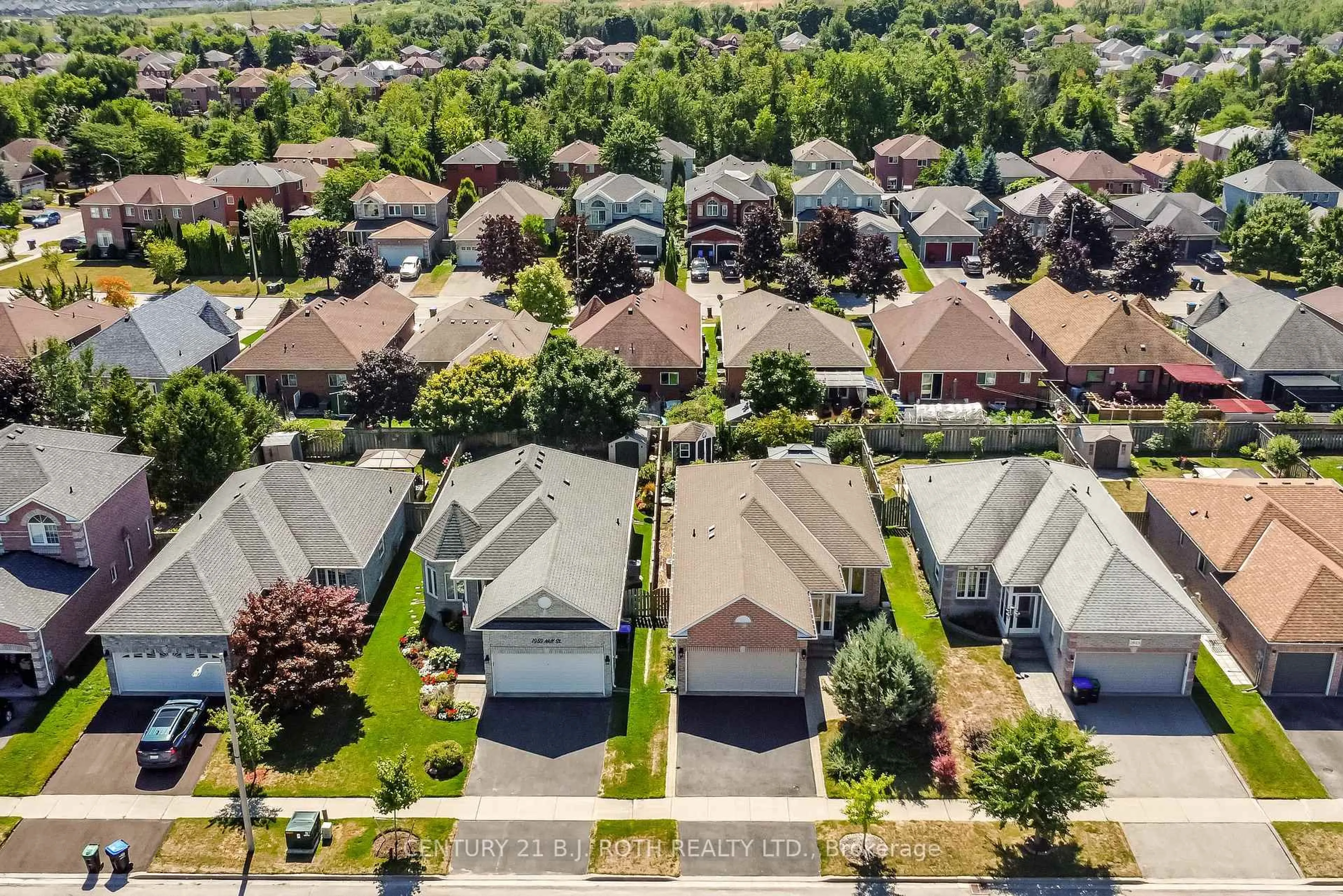 A pic from outside/outdoor area/front of a property/back of a property/a pic from drone, street for 1957 Mill St, Innisfil Ontario L9S 2A2