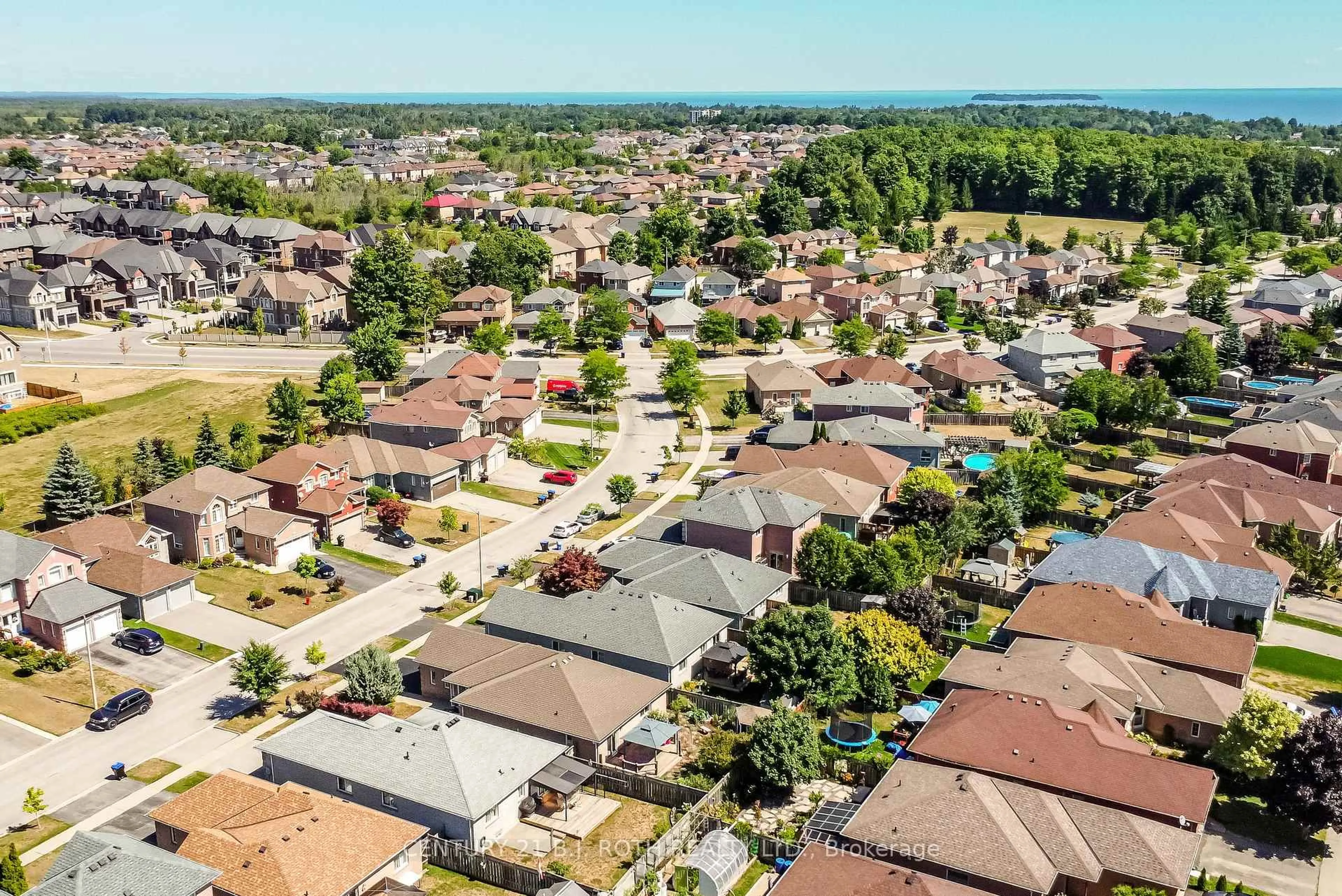 A pic from outside/outdoor area/front of a property/back of a property/a pic from drone, street for 1957 Mill St, Innisfil Ontario L9S 2A2