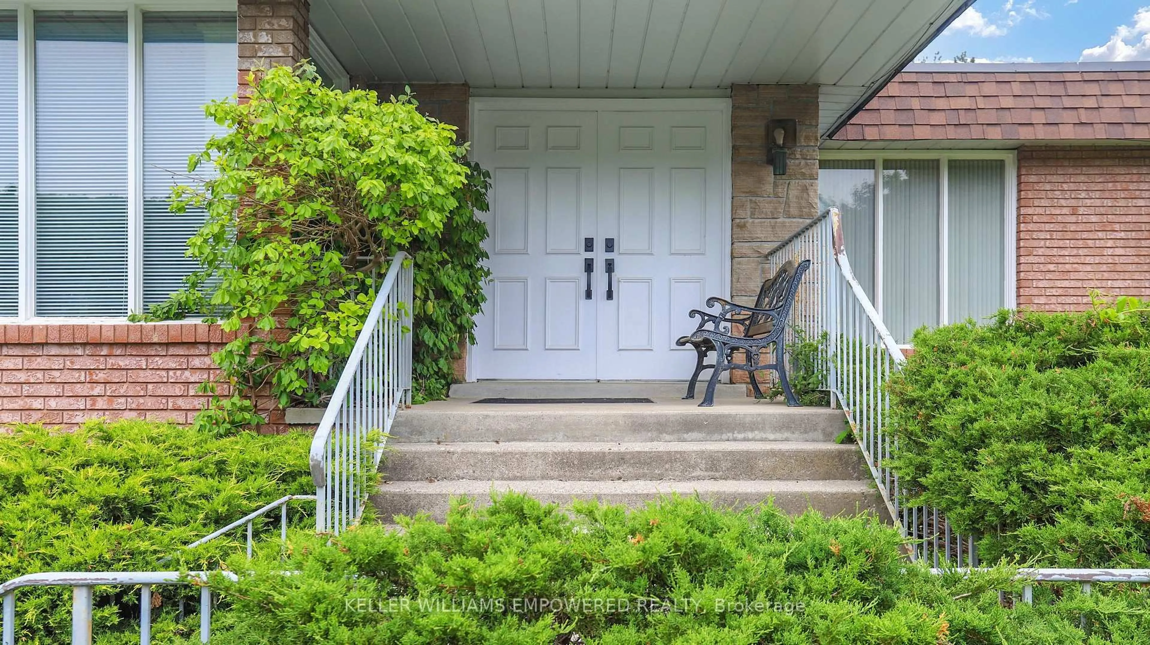 Indoor entryway for 315 Woodland Acres Cres, Vaughan Ontario L6A 1G1