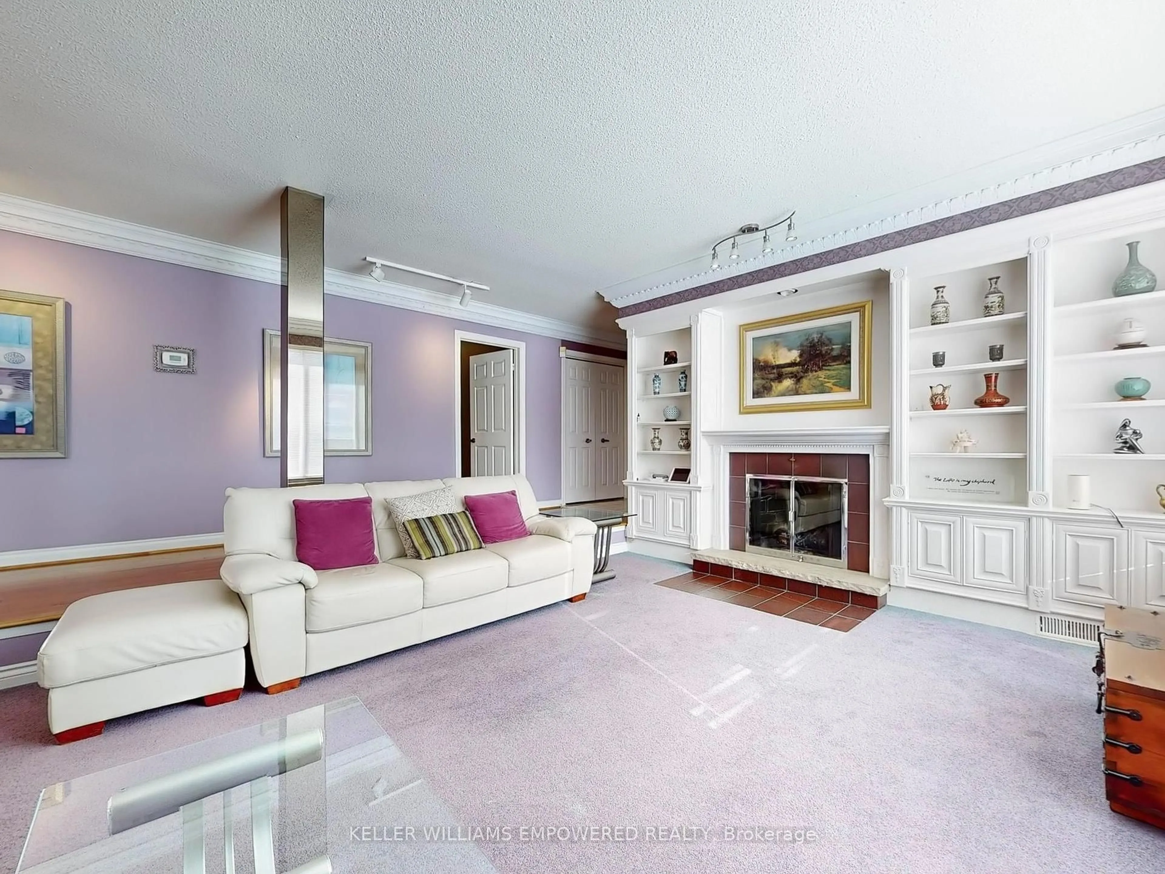 Living room with furniture, ceramic/tile floor for 315 Woodland Acres Cres, Vaughan Ontario L6A 1G1
