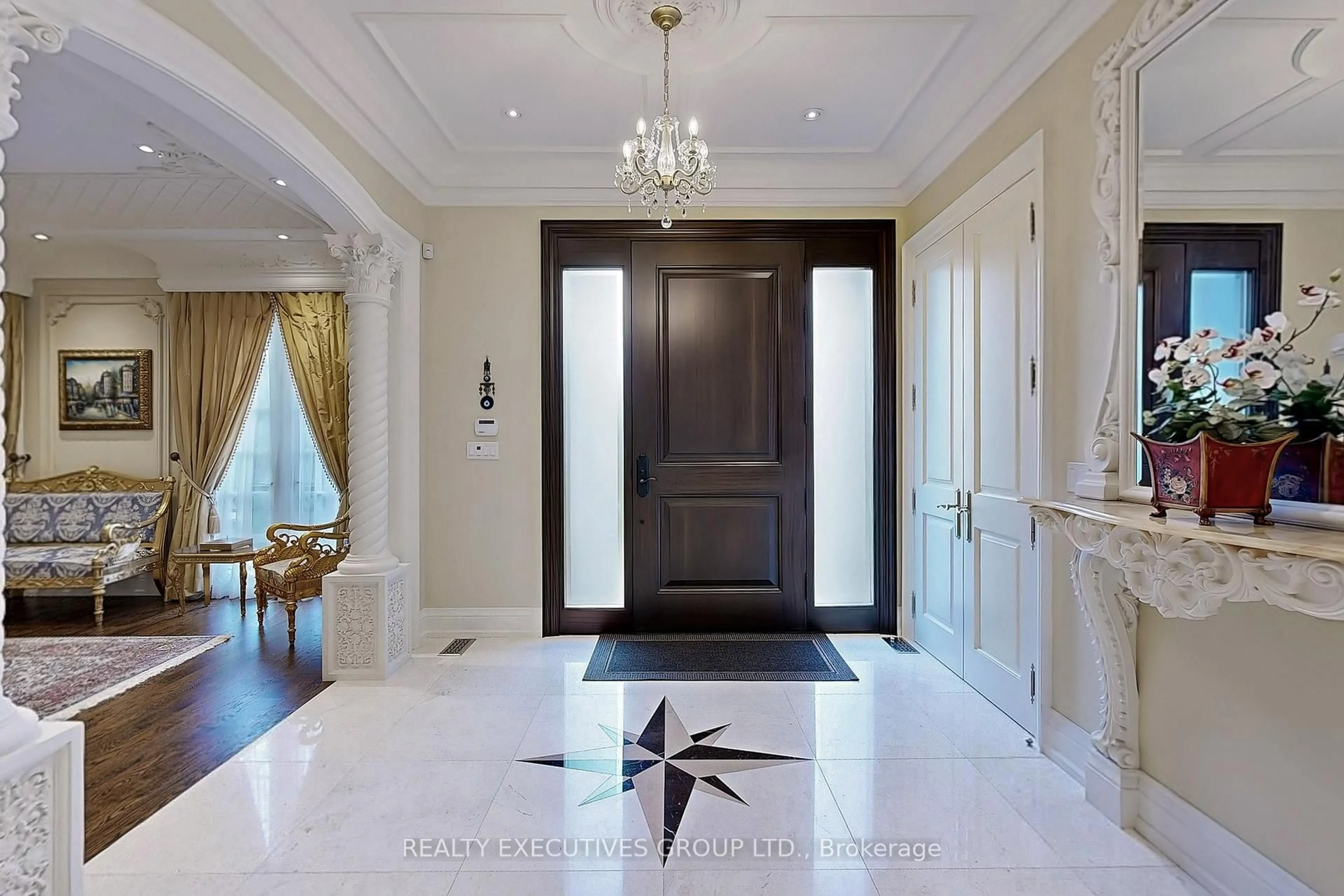 Indoor foyer for 169 Bay Thorn Dr, Markham Ontario L3T 3V2