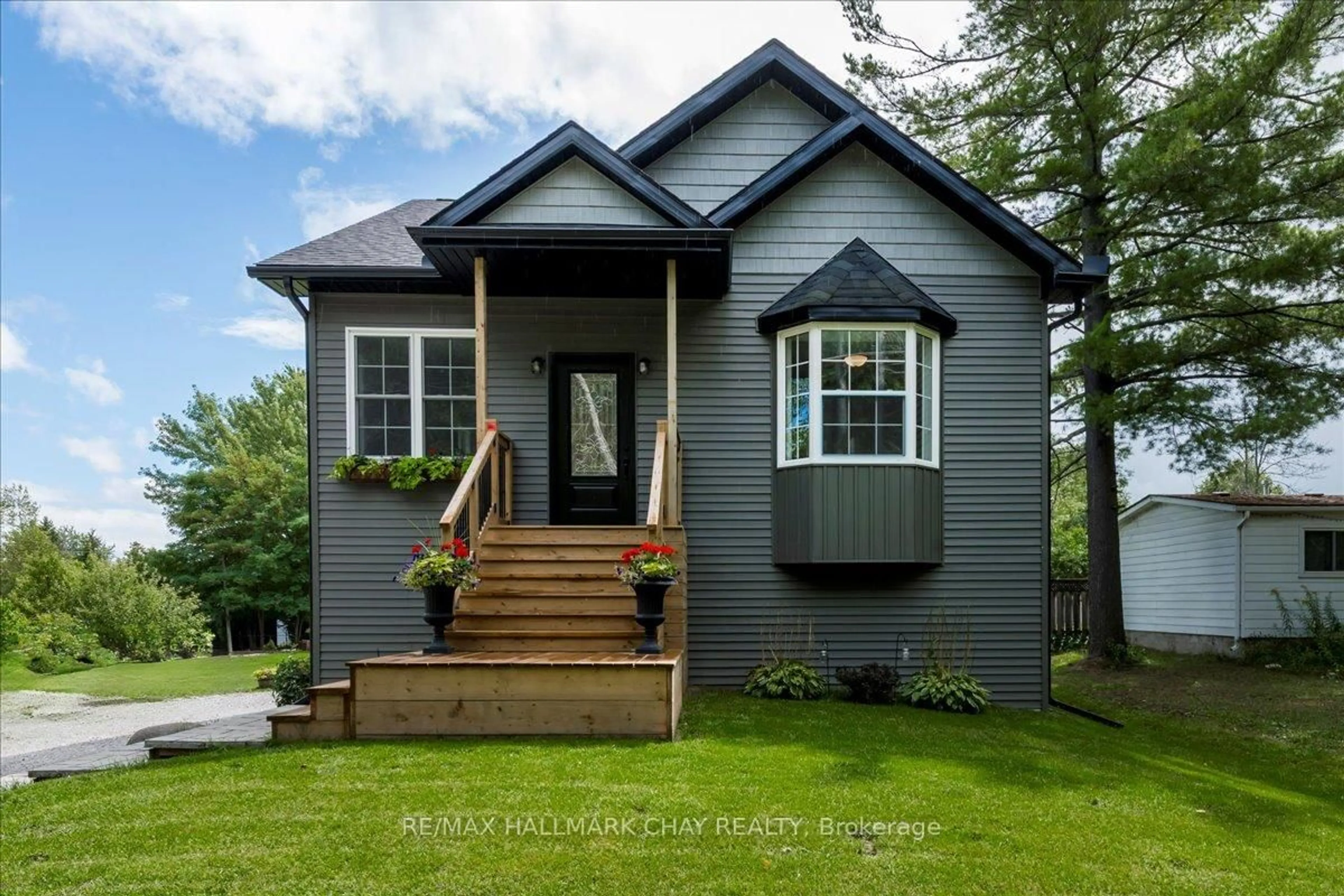 Home with vinyl exterior material, unknown for 1047 LARCH St, Innisfil Ontario L0L 1C0