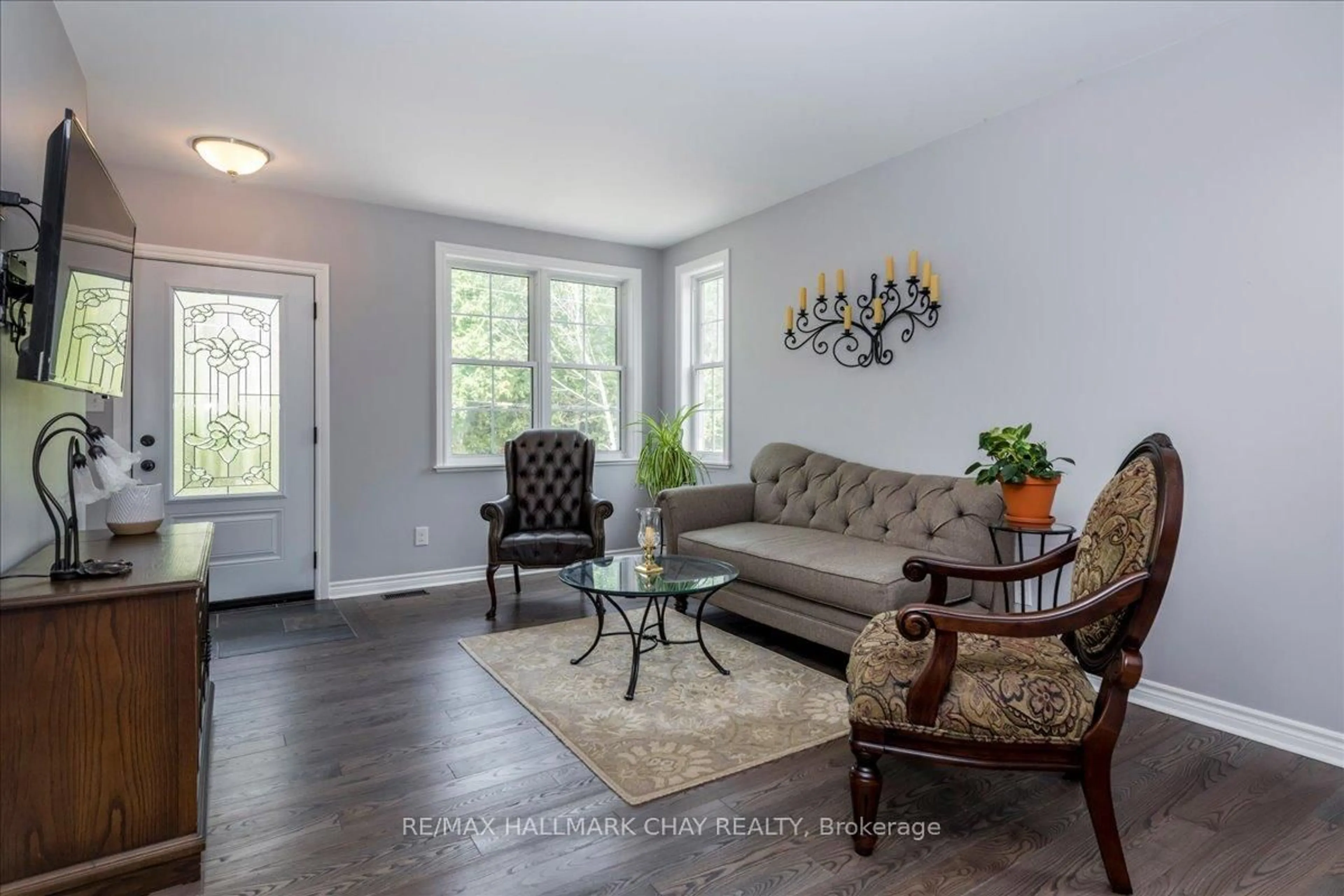 Living room with furniture, unknown for 1047 LARCH St, Innisfil Ontario L0L 1C0