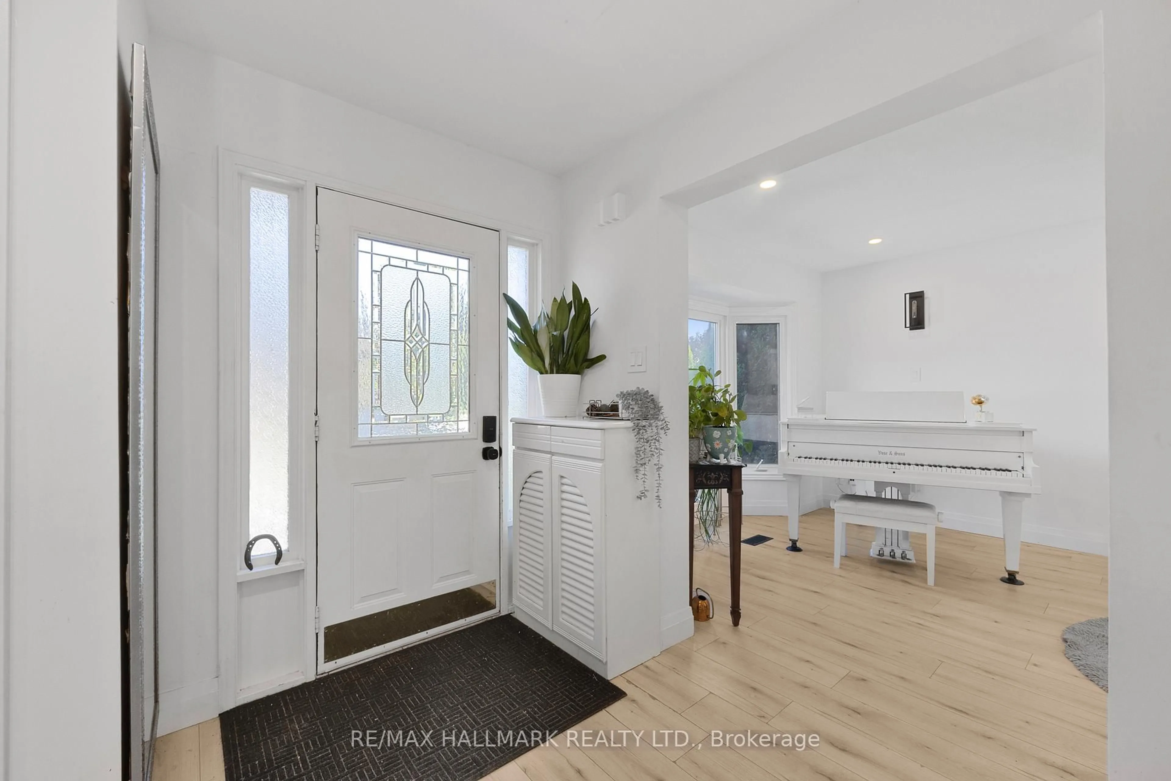 Indoor entryway for 133 Heathwood Heights Dr, Aurora Ontario L4G 4W2