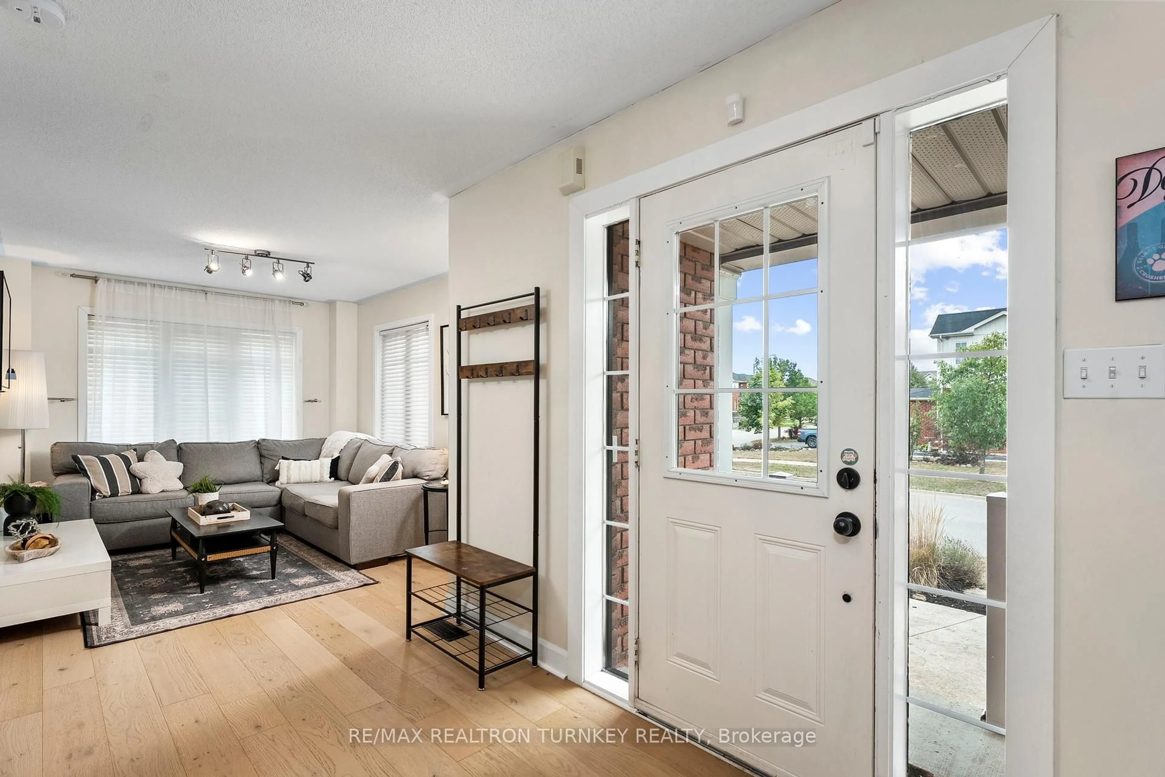 Indoor entryway for 84 Admiral Cres, Essa Ontario L0M 1B4