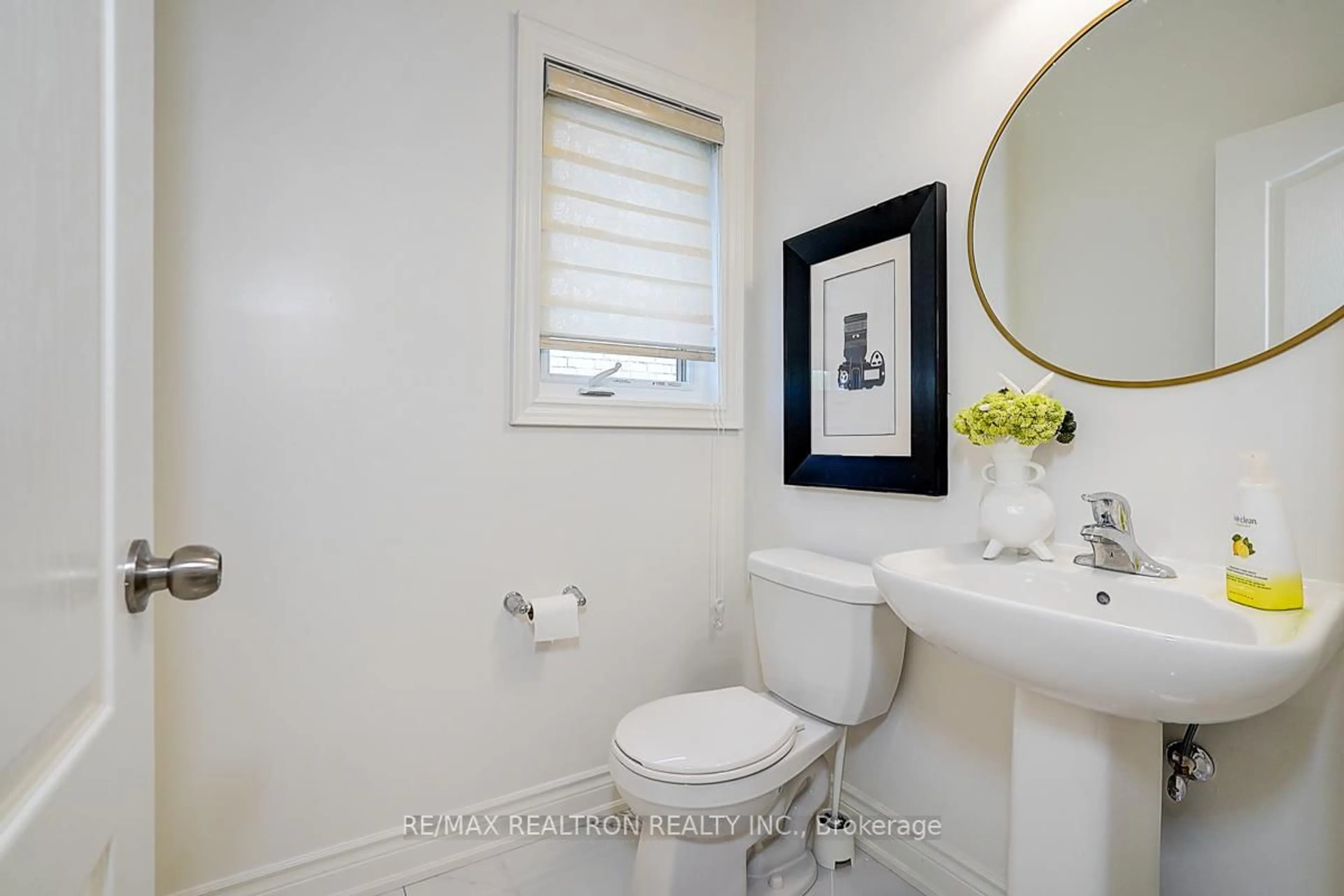 Standard bathroom, ceramic/tile floor for 837 Langford Blvd, Bradford West Gwillimbury Ontario L3Z 4H9