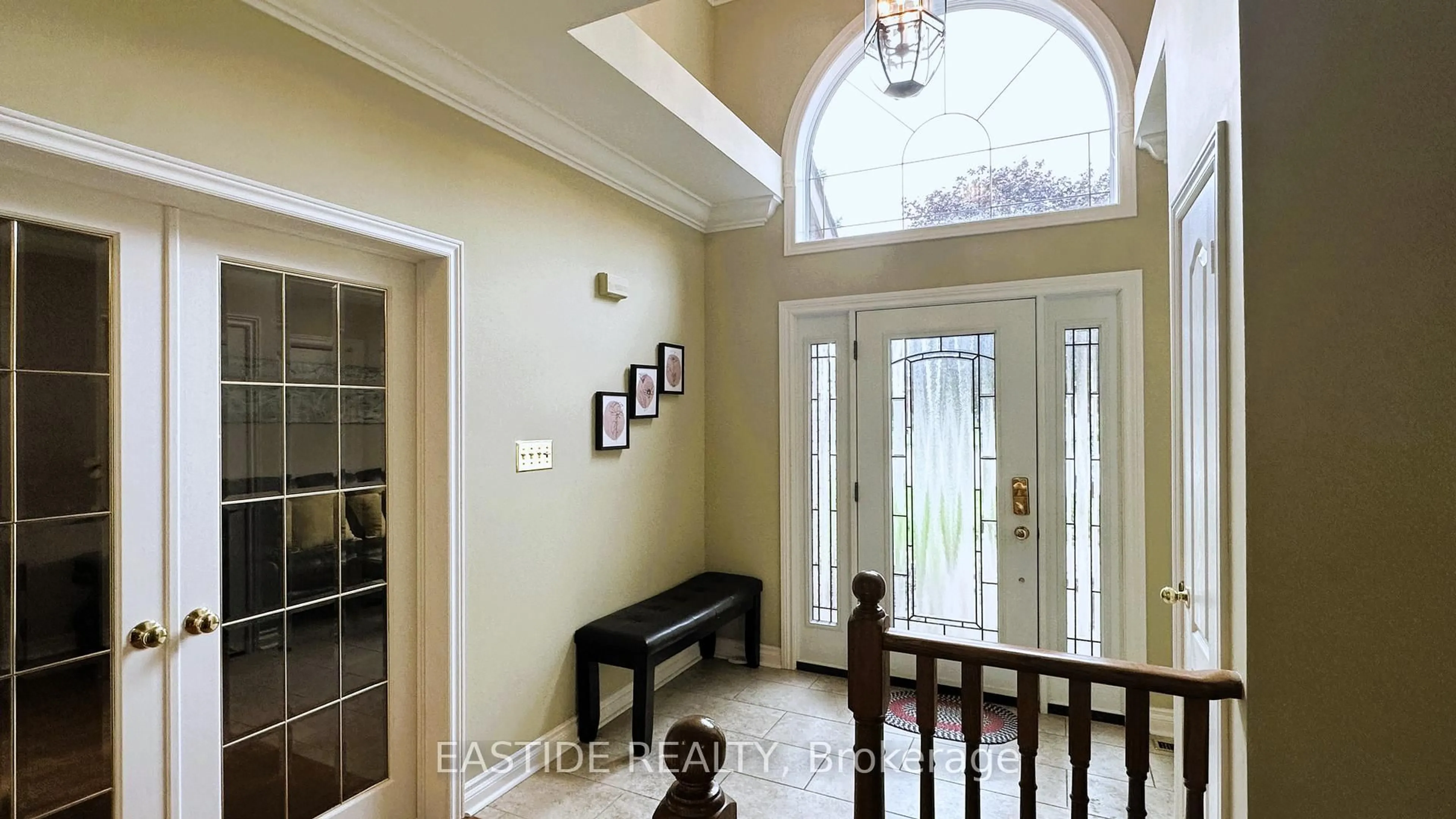 Indoor entryway for 570 Roeder Crt, Newmarket Ontario L3Y 8C2