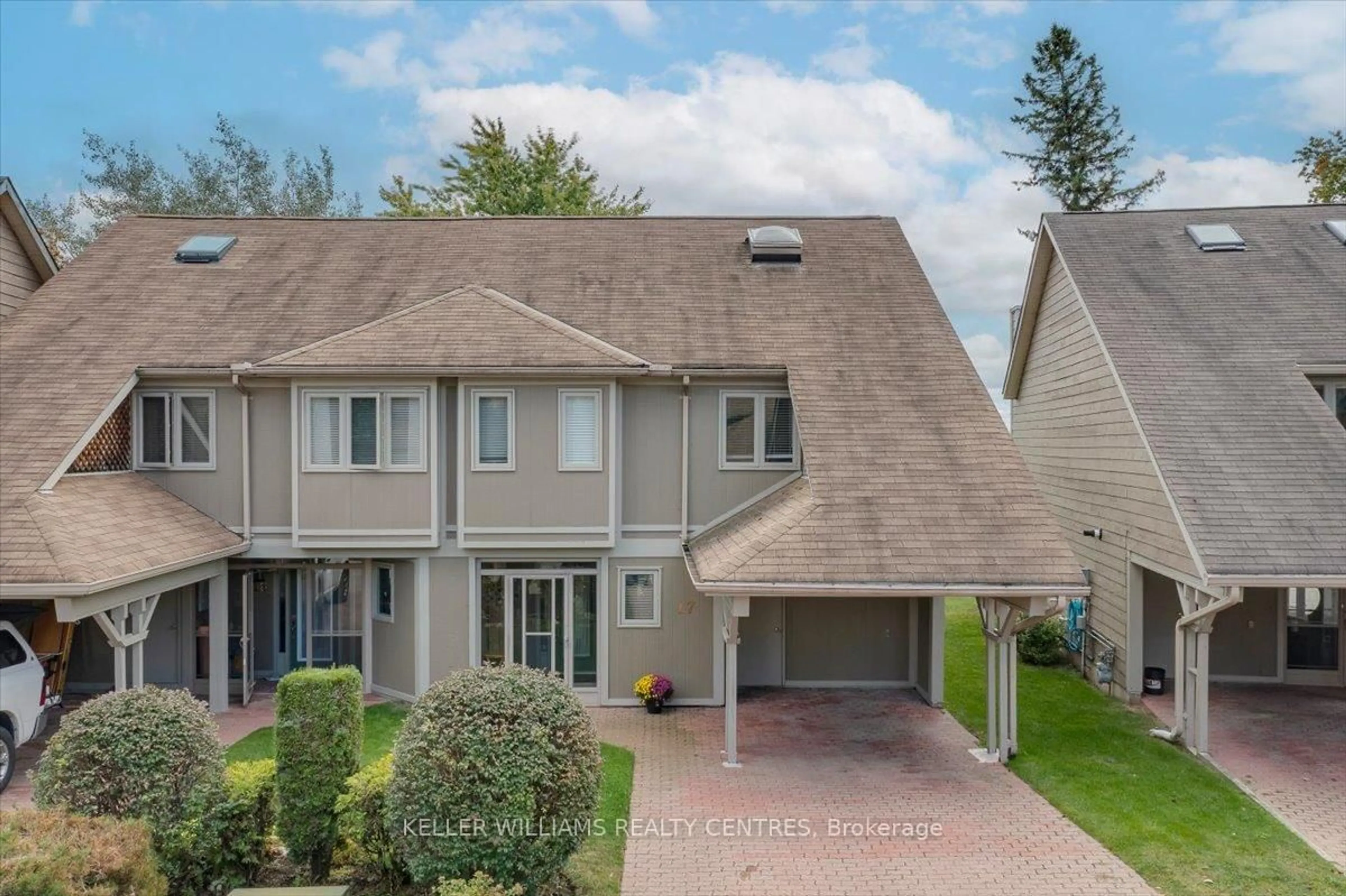 A pic from outside/outdoor area/front of a property/back of a property/a pic from drone, street for 17 Davy Point Circ, Georgina Ontario L4P 3H2