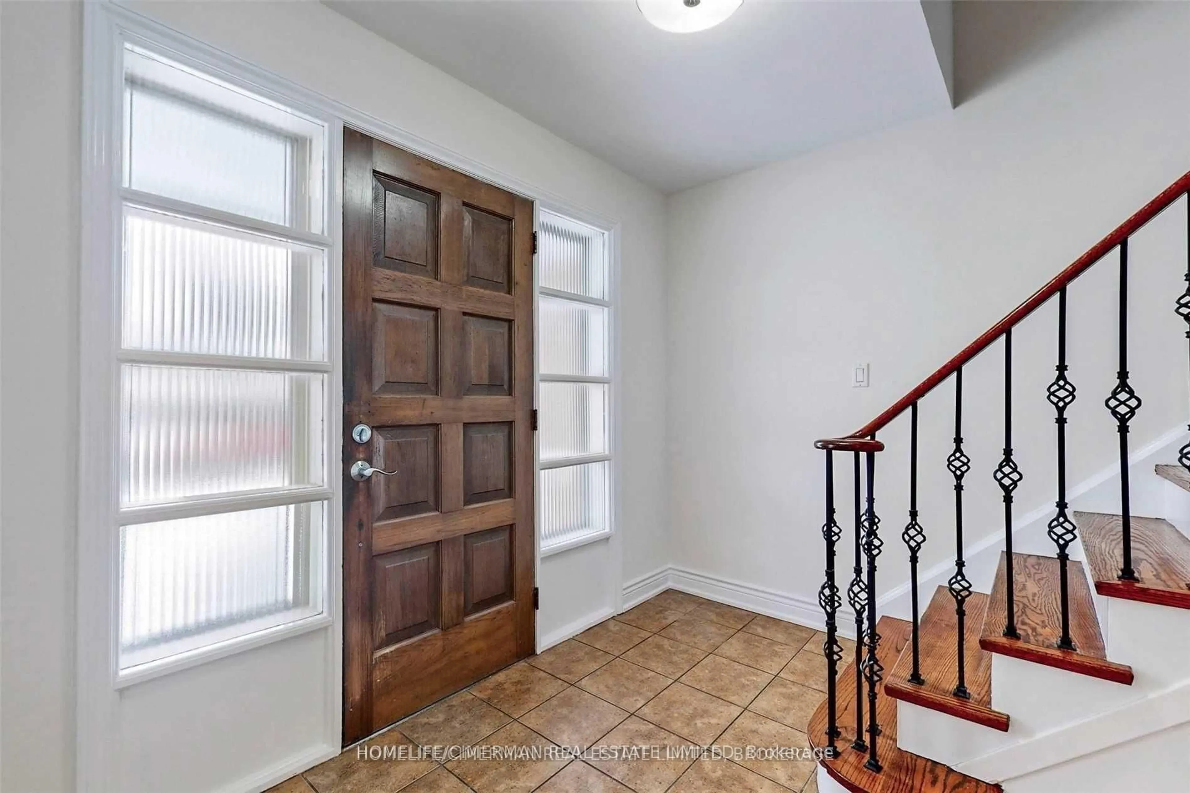 Indoor entryway for 215 Grandview Ave, Markham Ontario L3T 1J3