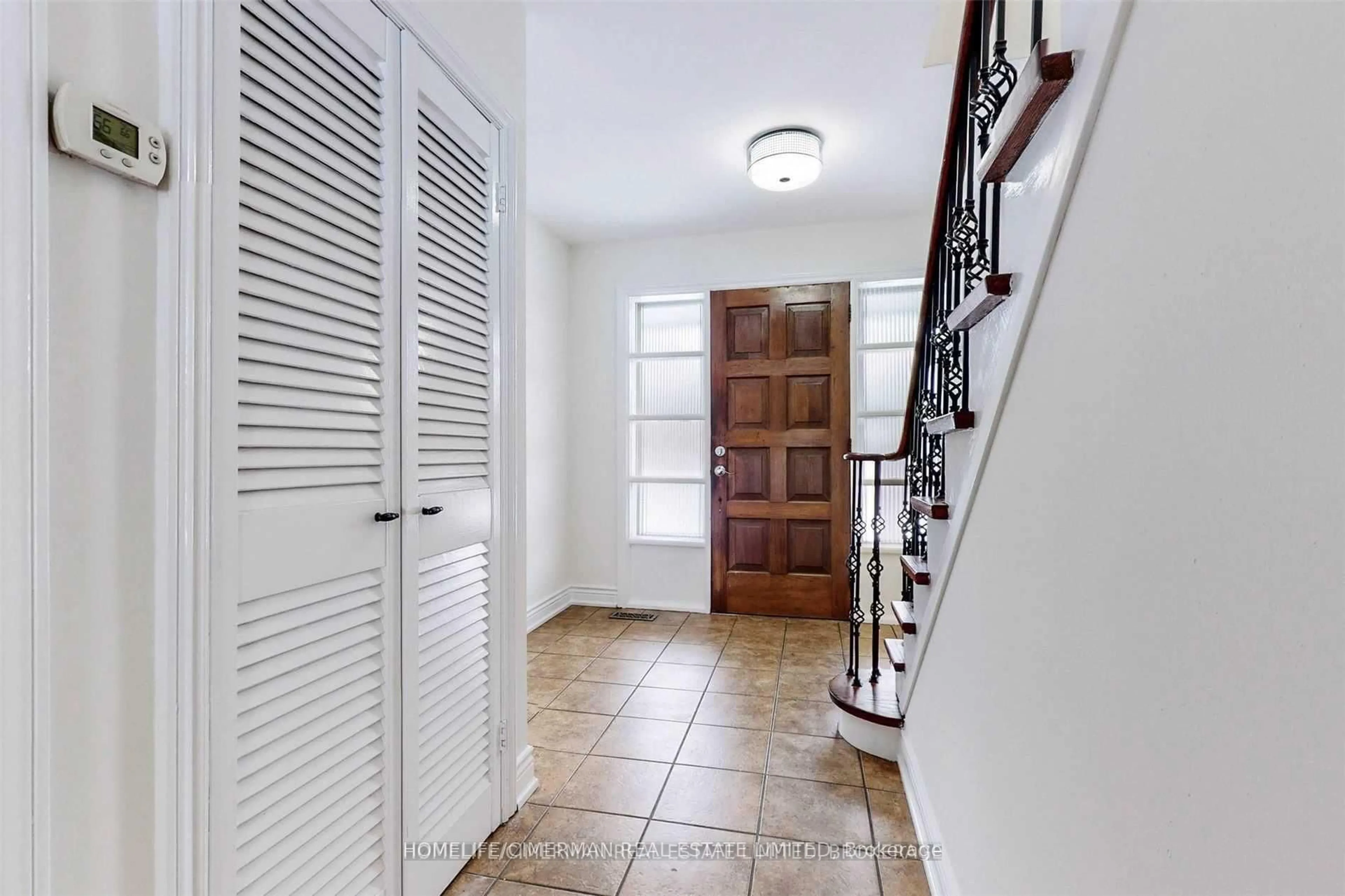 Indoor entryway for 215 Grandview Ave, Markham Ontario L3T 1J3