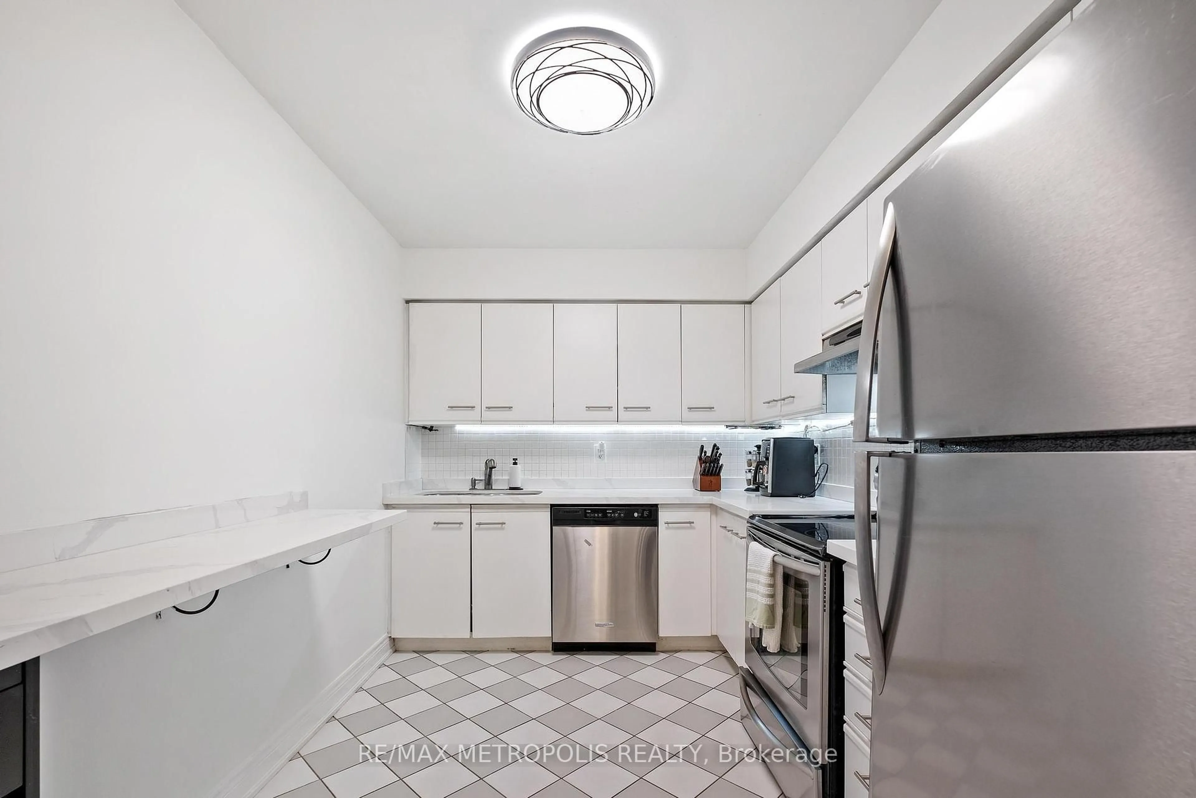 Standard kitchen, ceramic/tile floor for 81 Townsgate Dr #701, Vaughan Ontario L4J 8E6