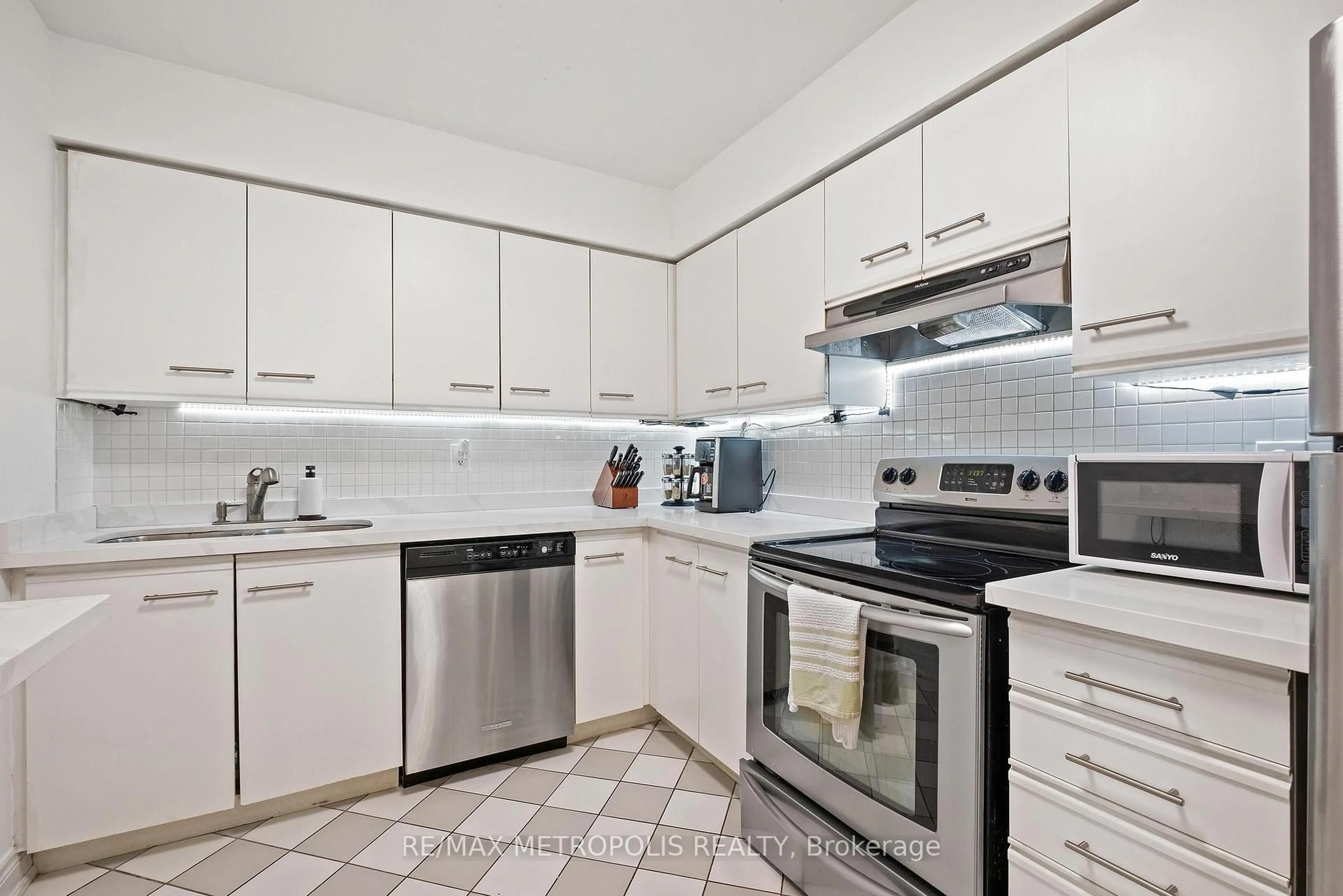 Standard kitchen, ceramic/tile floor for 81 Townsgate Dr #701, Vaughan Ontario L4J 8E6