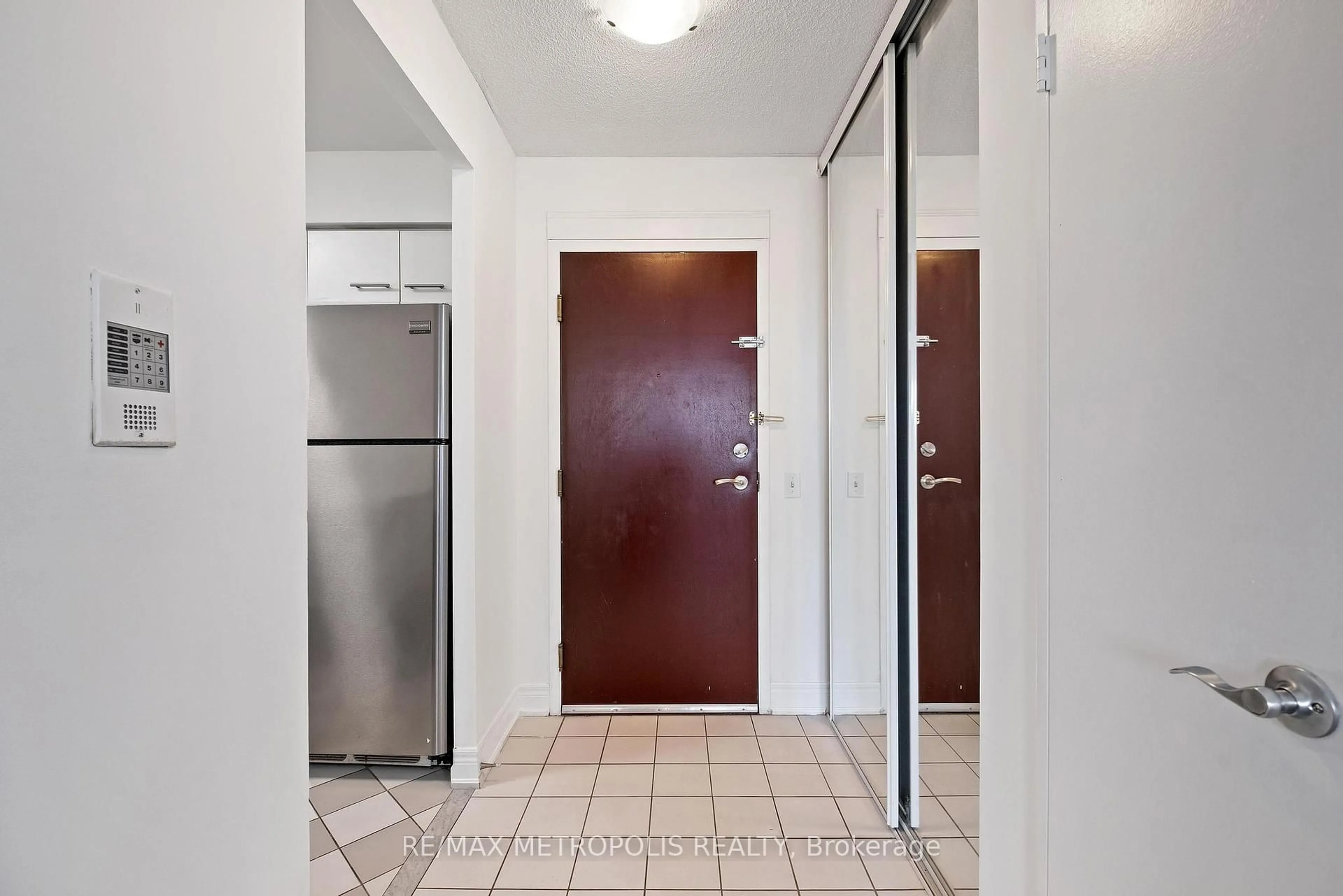 Indoor entryway for 81 Townsgate Dr #701, Vaughan Ontario L4J 8E6