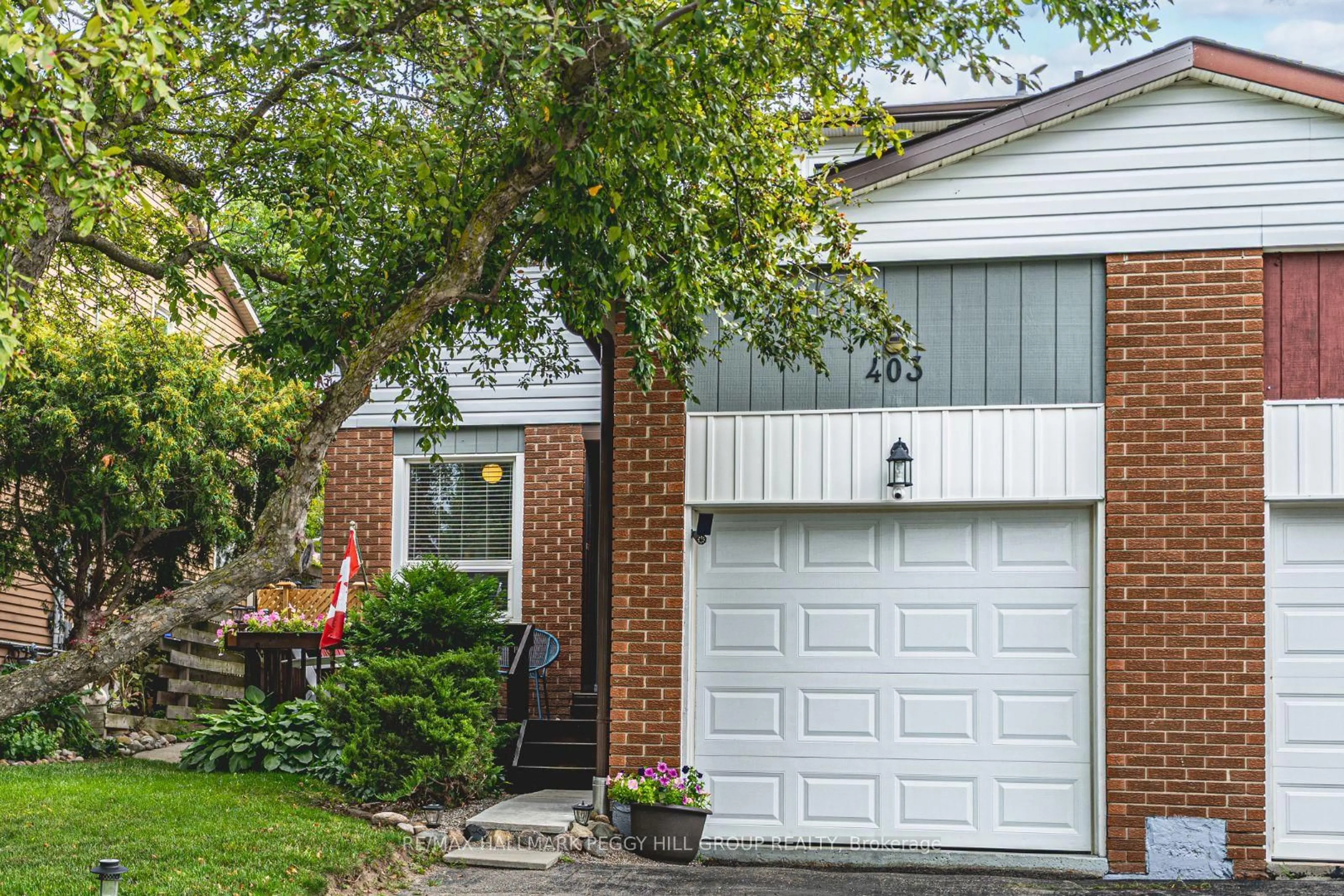 Home with vinyl exterior material, street for 403 Maplegrove Ave, Bradford West Gwillimbury Ontario L3Z 1V8
