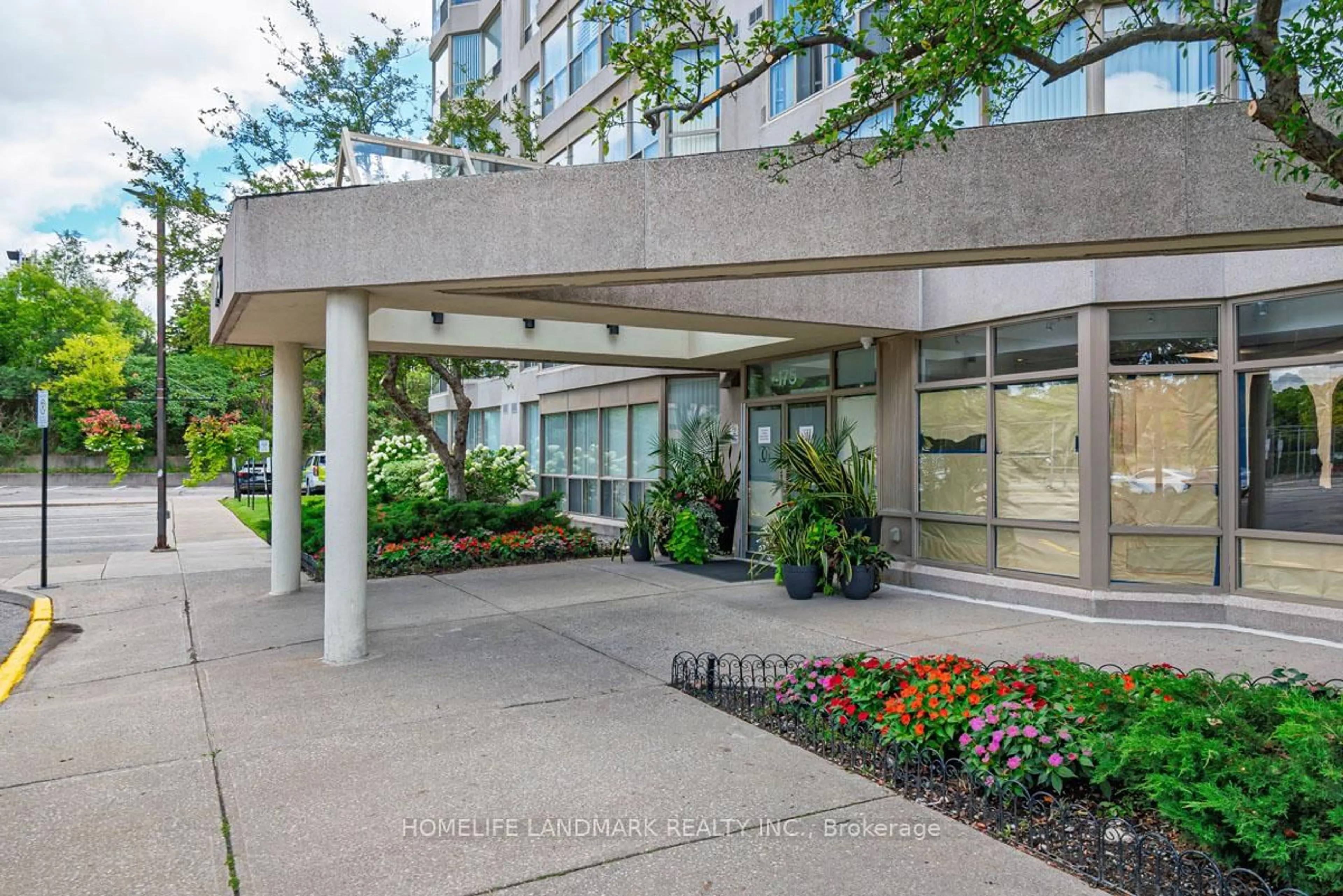 Indoor foyer for 175 Cedar Ave #712, Richmond Hill Ontario L4C 9V3