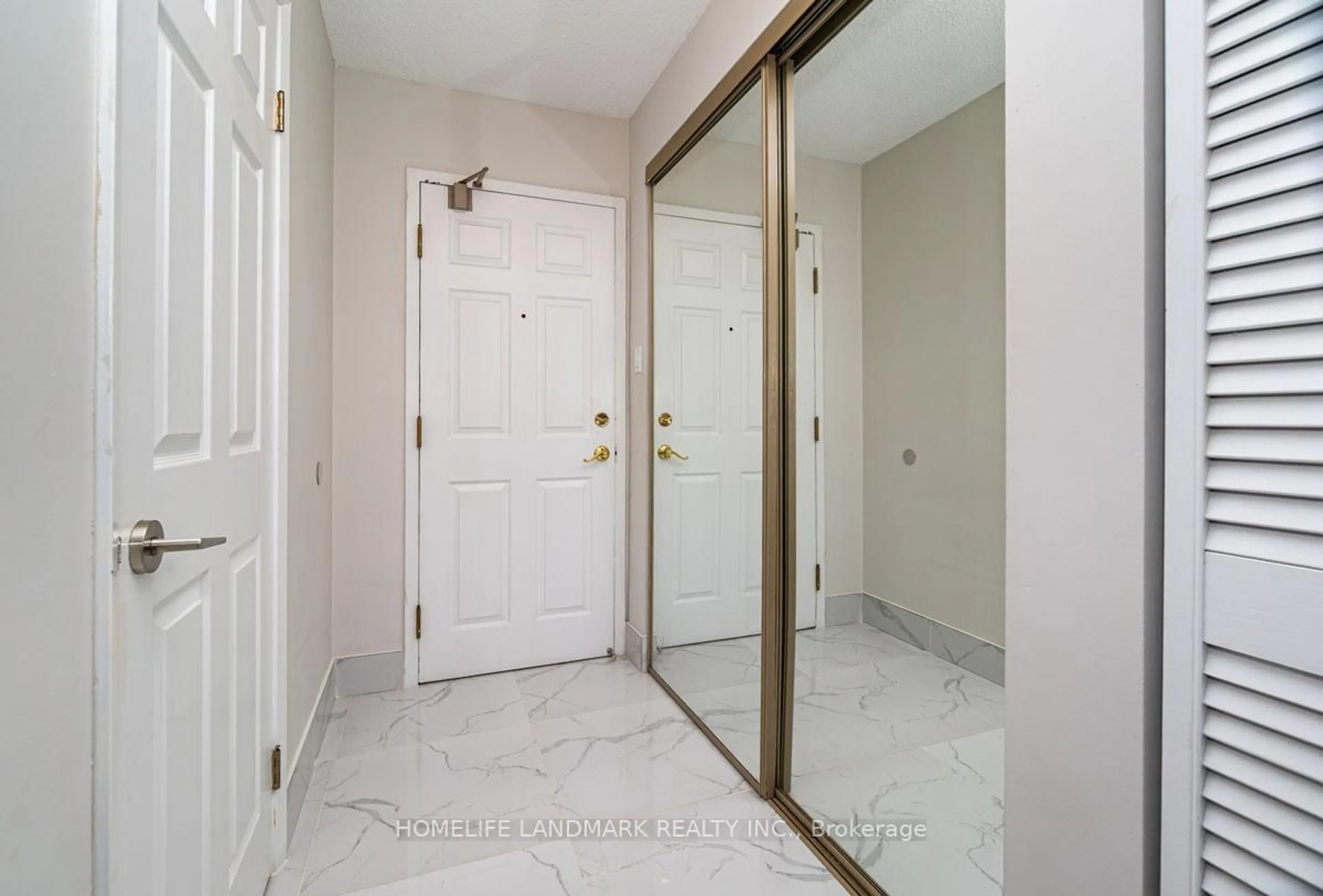 Indoor entryway for 175 Cedar Ave #712, Richmond Hill Ontario L4C 9V3