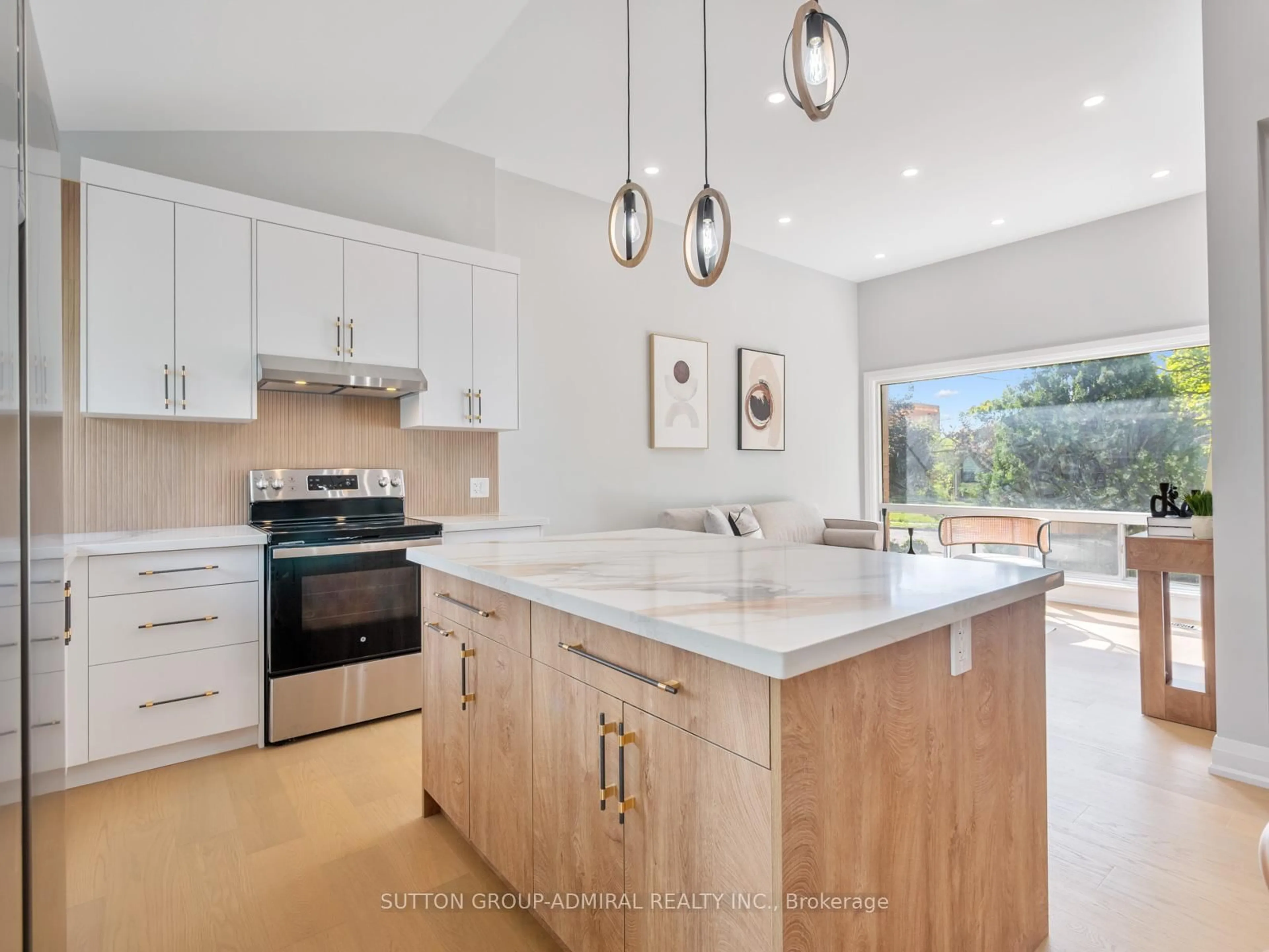 Open concept kitchen, ceramic/tile floor for 393 Paliser Cres, Richmond Hill Ontario L4C 1S2