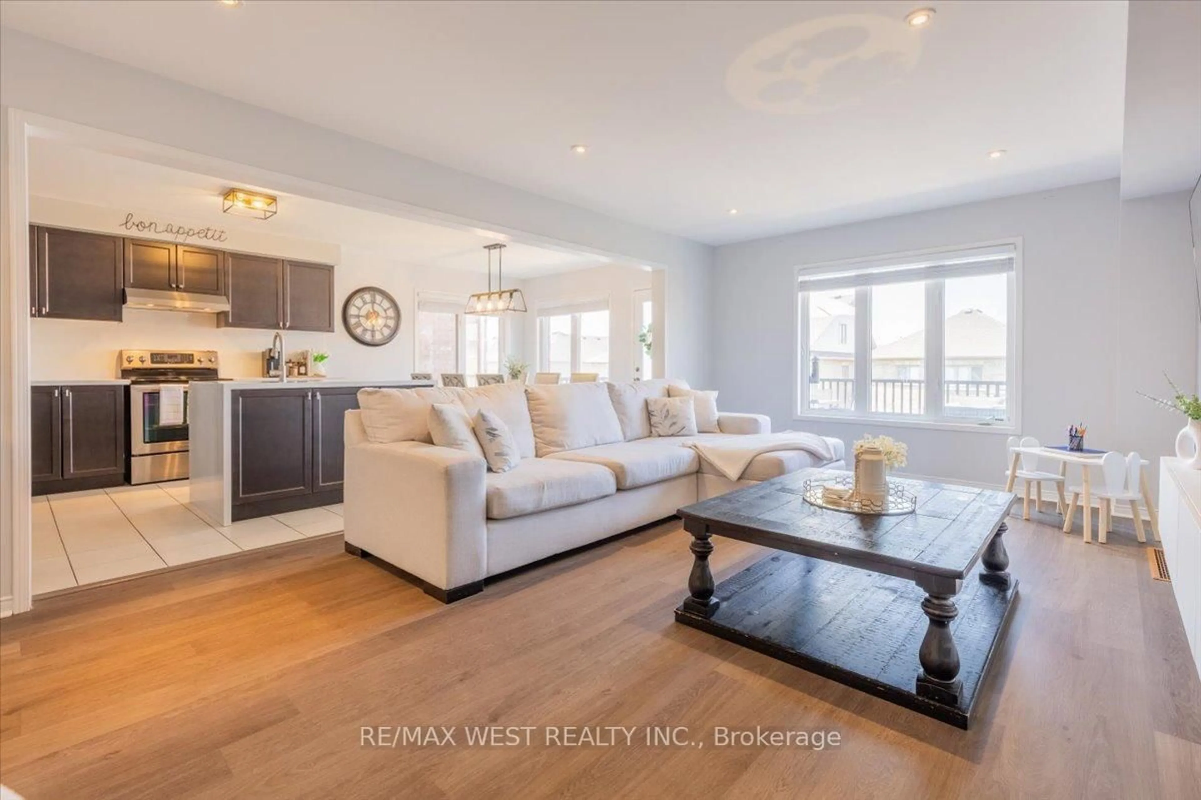 Living room with furniture, wood/laminate floor for 6 cherry Lane, New Tecumseth Ontario L9R 0M1