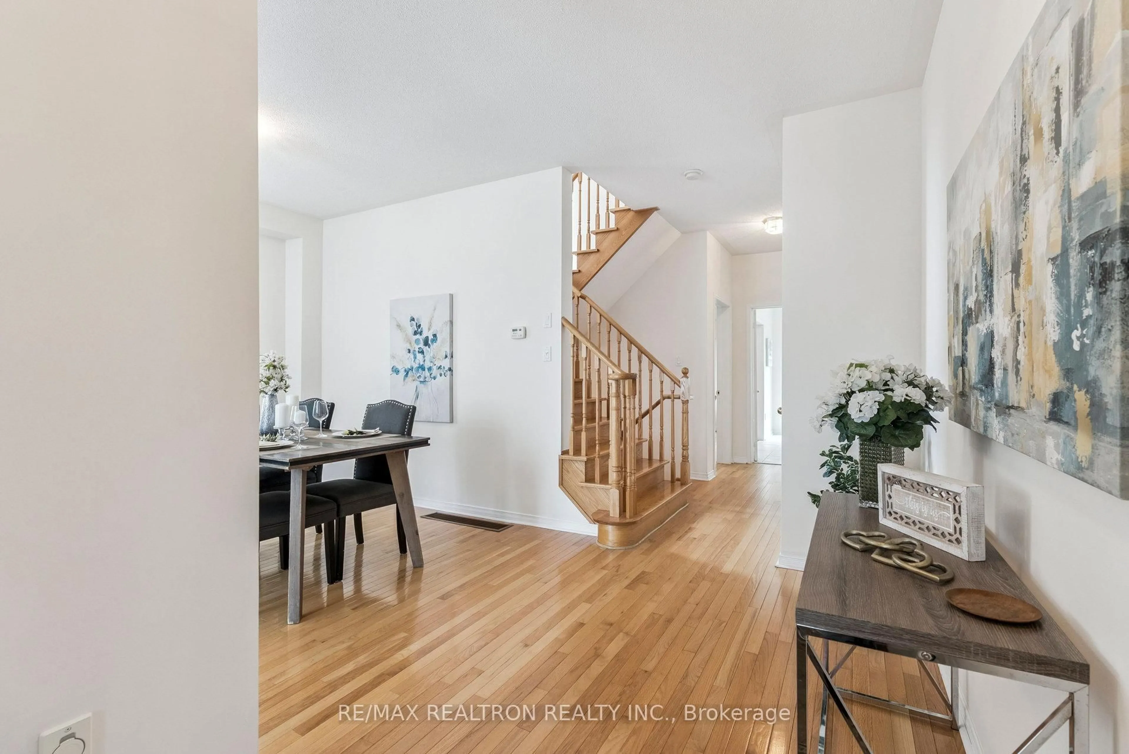 Indoor entryway for 114 Barnwood Dr, Richmond Hill Ontario L4E 5A2