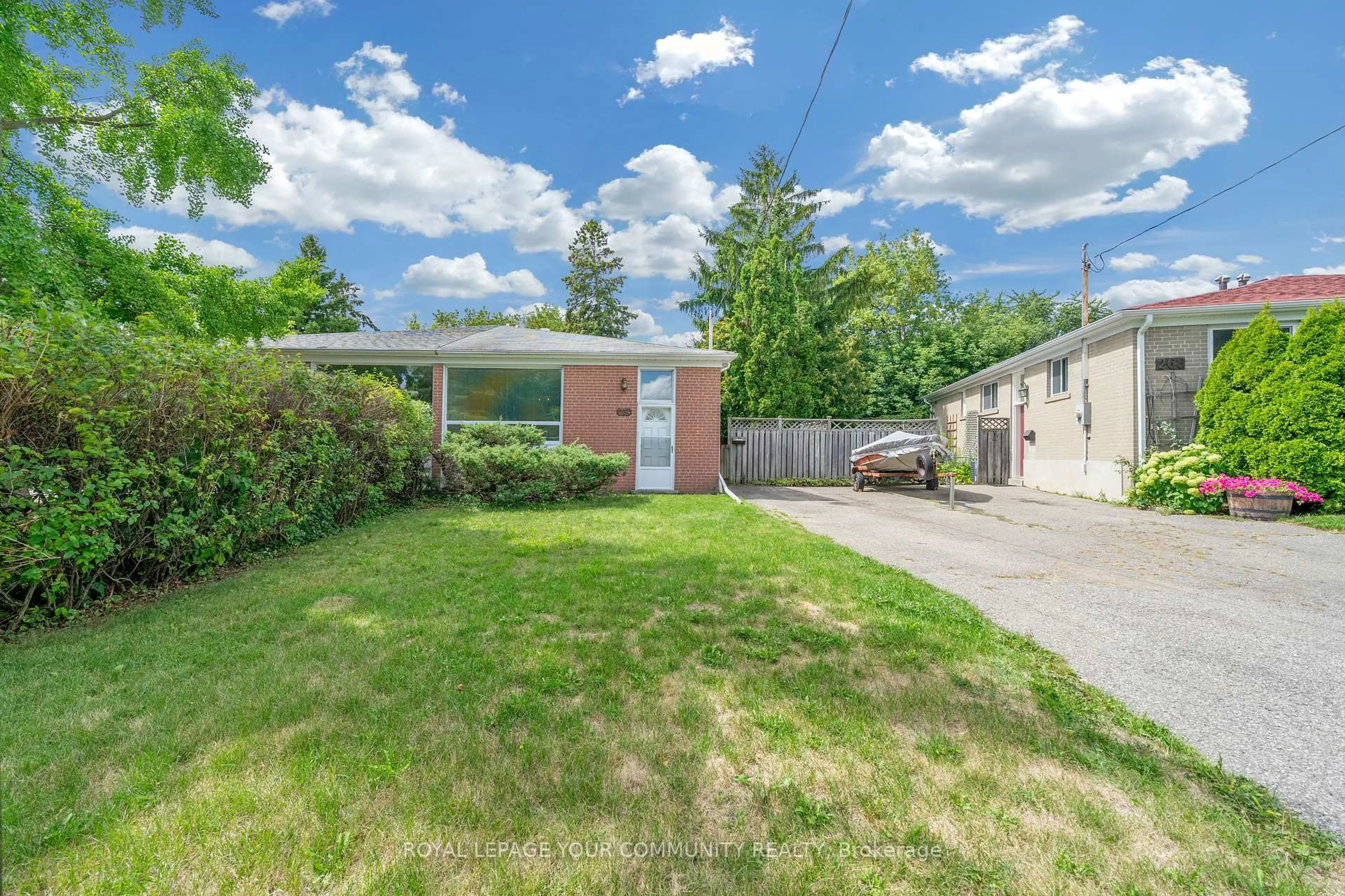 A pic from outside/outdoor area/front of a property/back of a property/a pic from drone, street for 264 Mc Convey Dr, Richmond Hill Ontario L4C 3K2