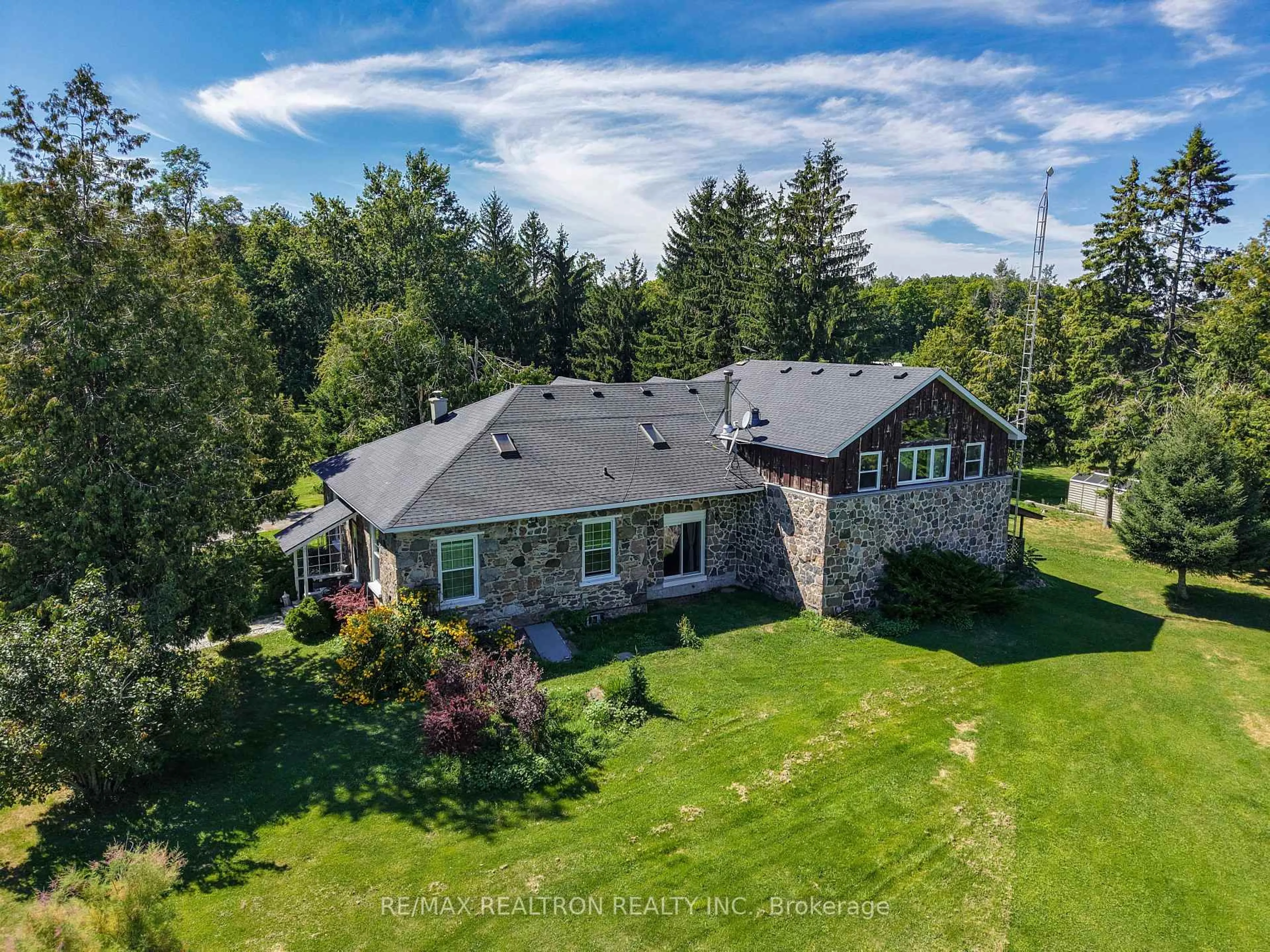 A pic from outside/outdoor area/front of a property/back of a property/a pic from drone, unknown for 3930 Yonge St, Bradford West Gwillimbury Ontario L3Z 3X6