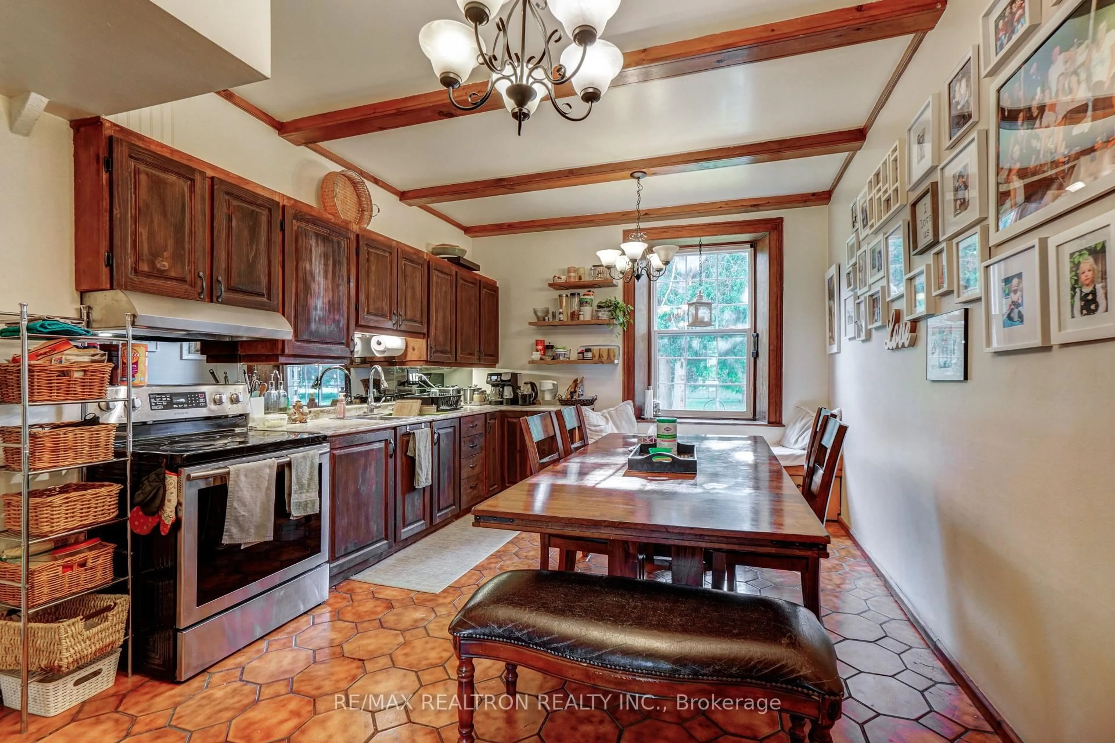 Open concept kitchen, ceramic/tile floor for 3930 Yonge St, Bradford West Gwillimbury Ontario L3Z 3X6