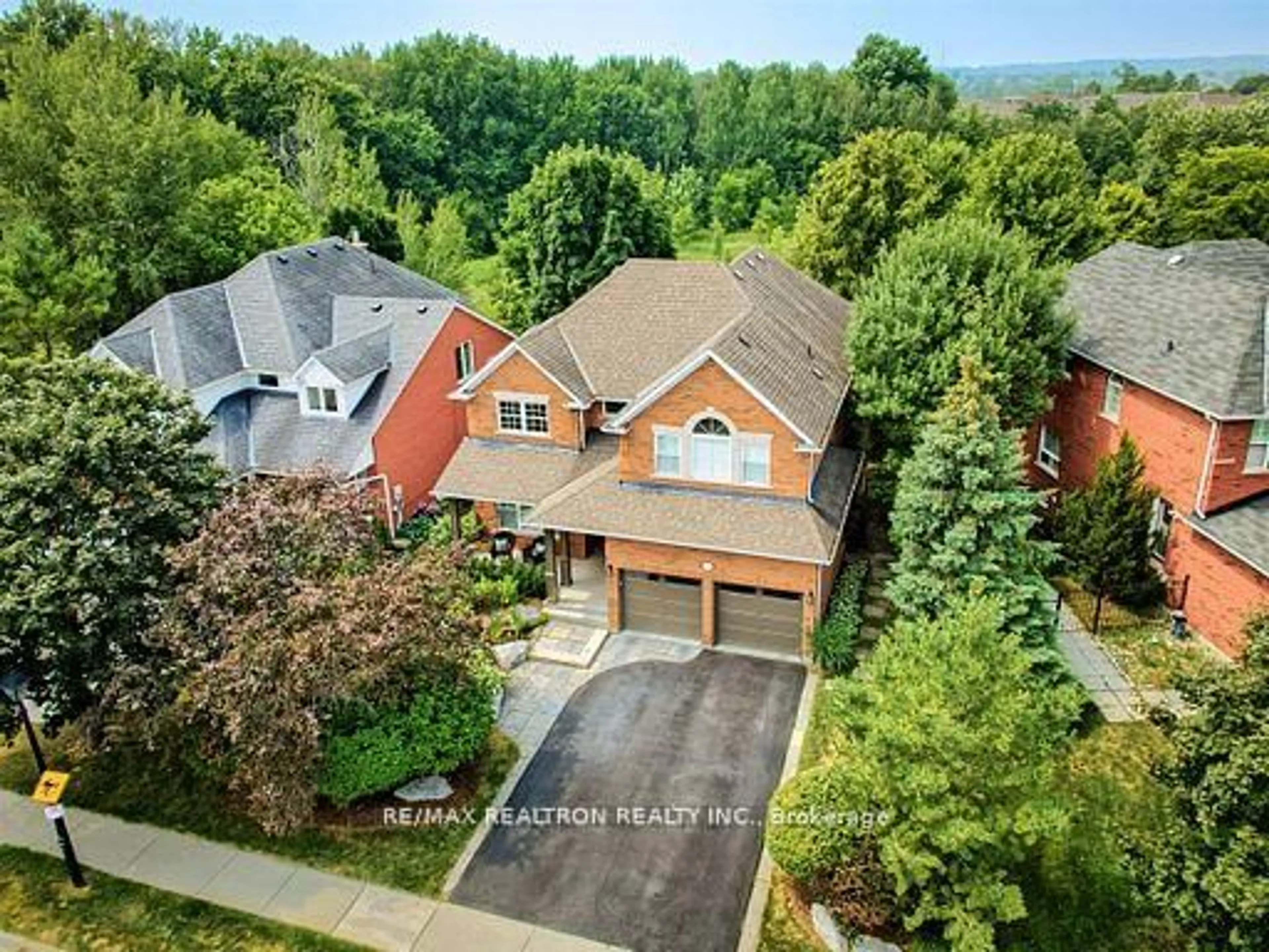 A pic from outside/outdoor area/front of a property/back of a property/a pic from drone, street for 870 Shadrach Dr, Newmarket Ontario L3X 2H3
