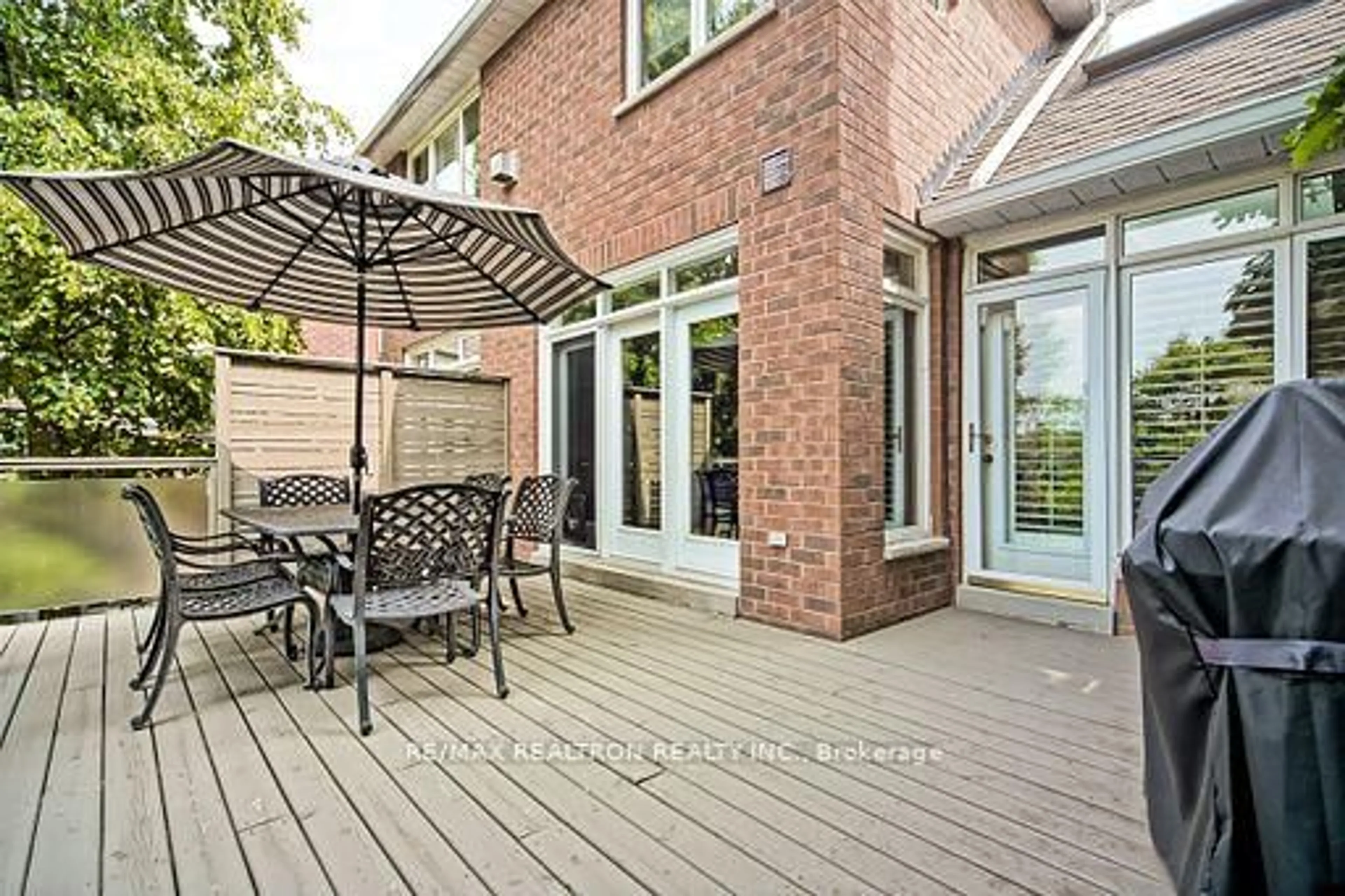 Patio, street for 870 Shadrach Dr, Newmarket Ontario L3X 2H3