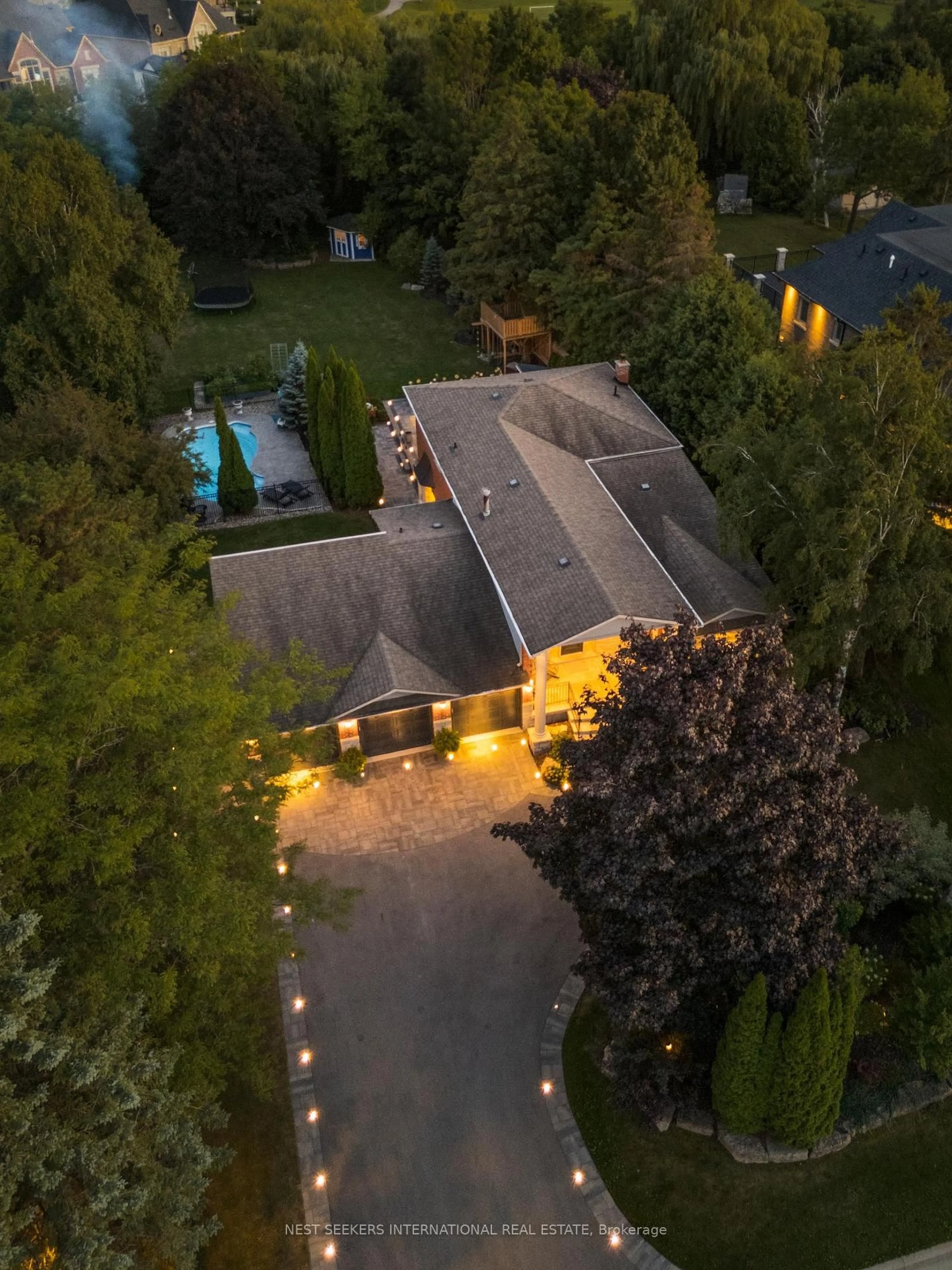 A pic from outside/outdoor area/front of a property/back of a property/a pic from drone, street for 51 Ellis Ave, King Ontario L0G 1N0