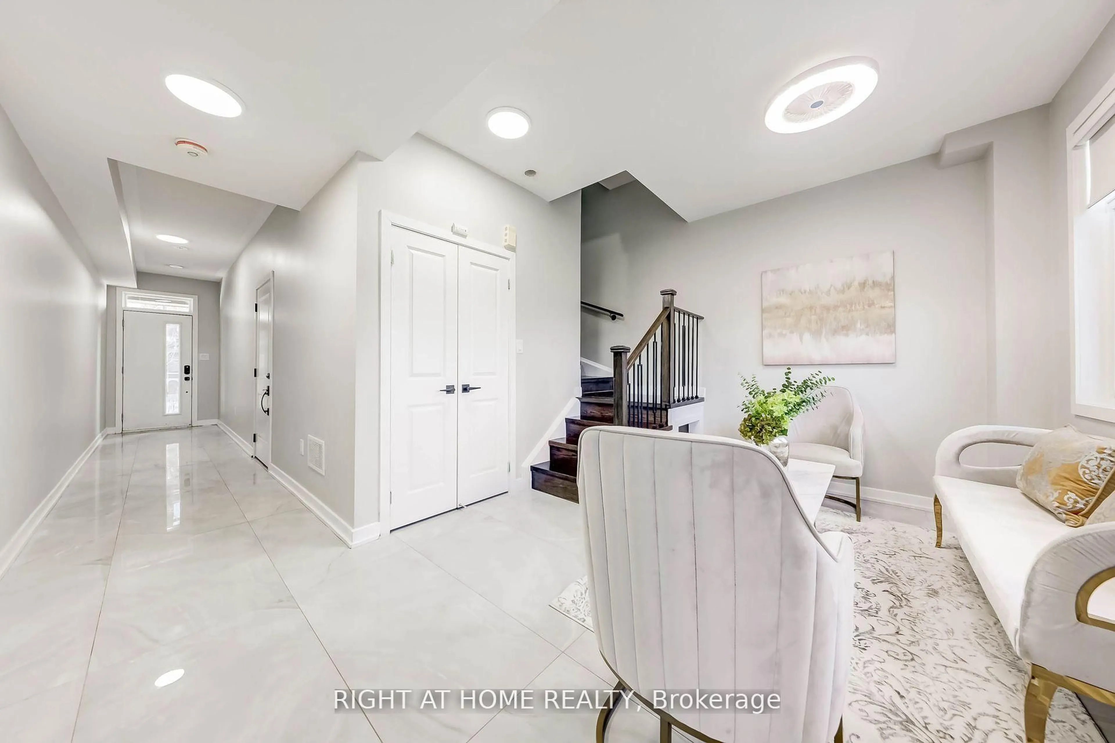 Indoor entryway for 22 Garneau St, Vaughan Ontario L4L 0M1