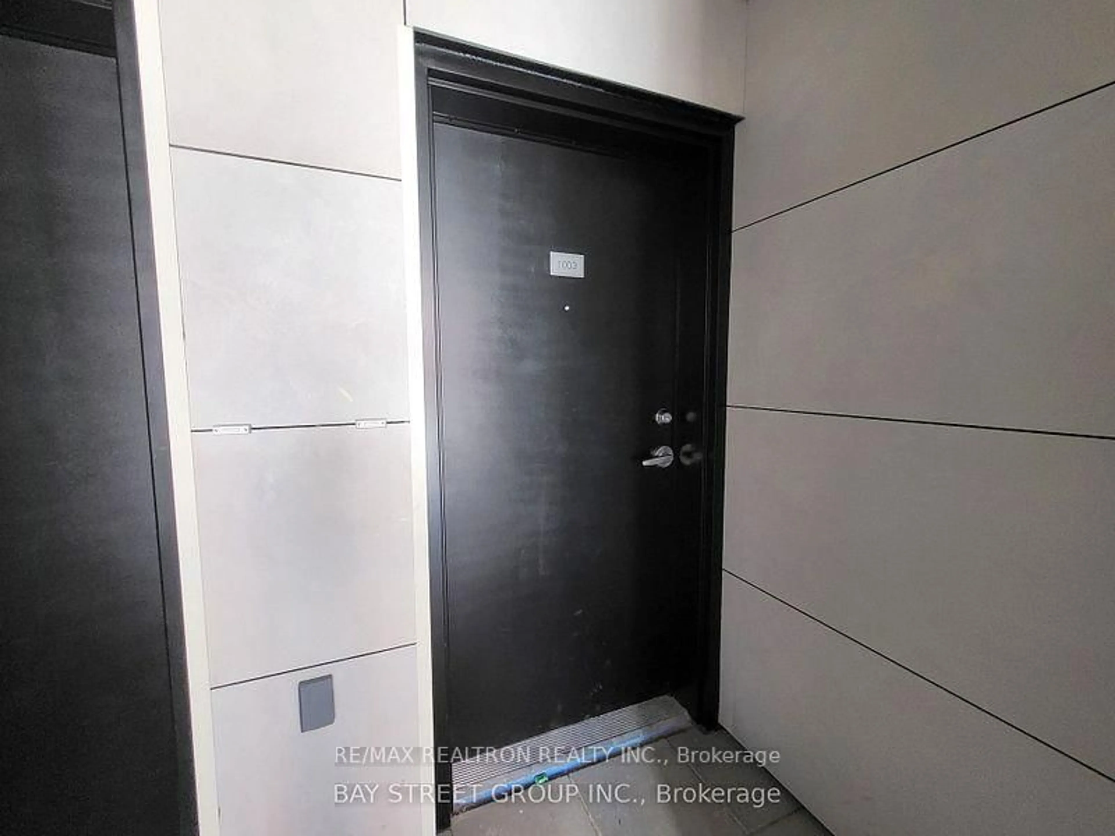 Indoor foyer for 14 David Eyer Rd #1003, Richmond Hill Ontario L4S 0N4
