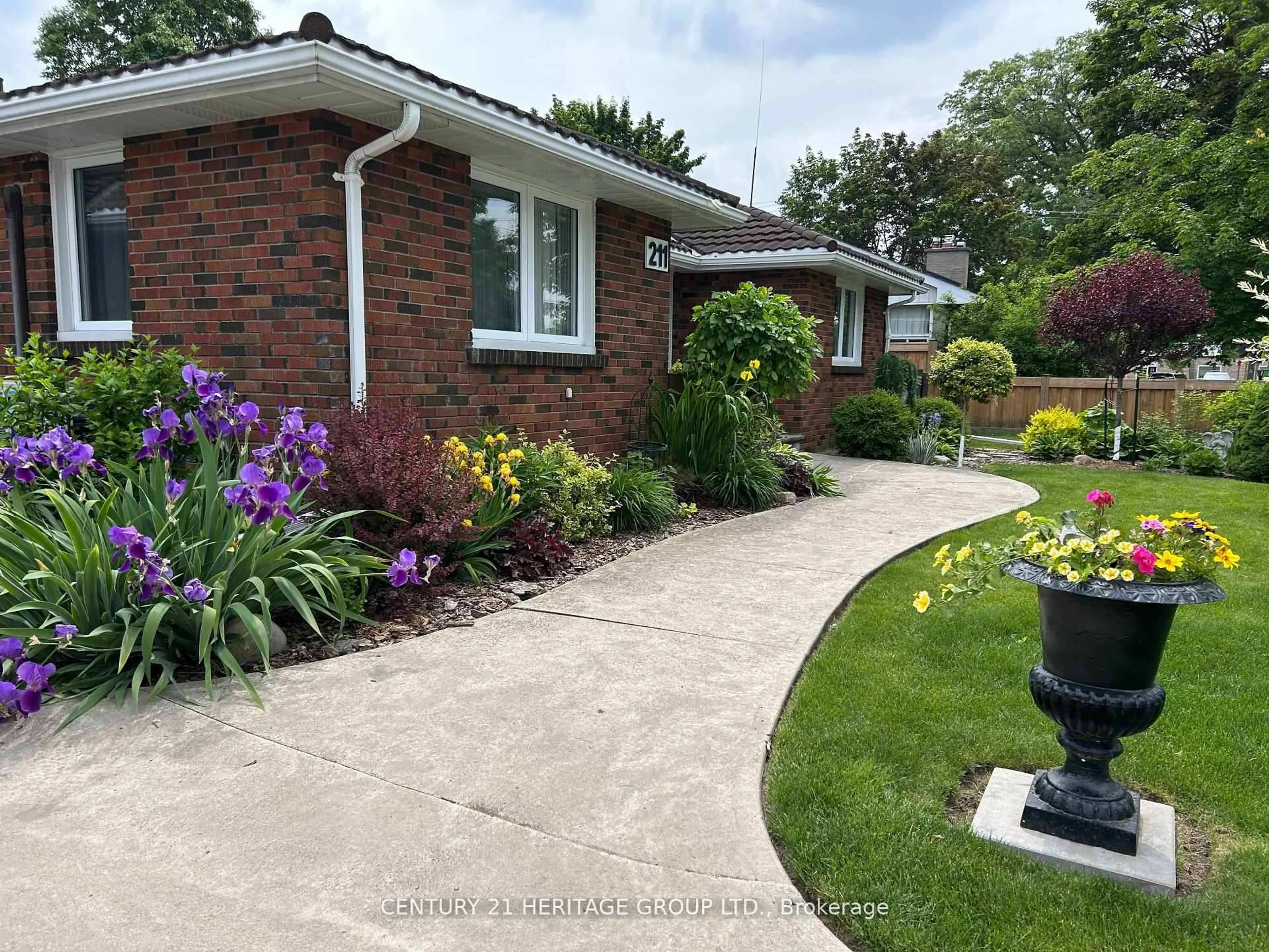 A pic from outside/outdoor area/front of a property/back of a property/a pic from drone, street for 211 Albert St, New Tecumseth Ontario L9R 1B6
