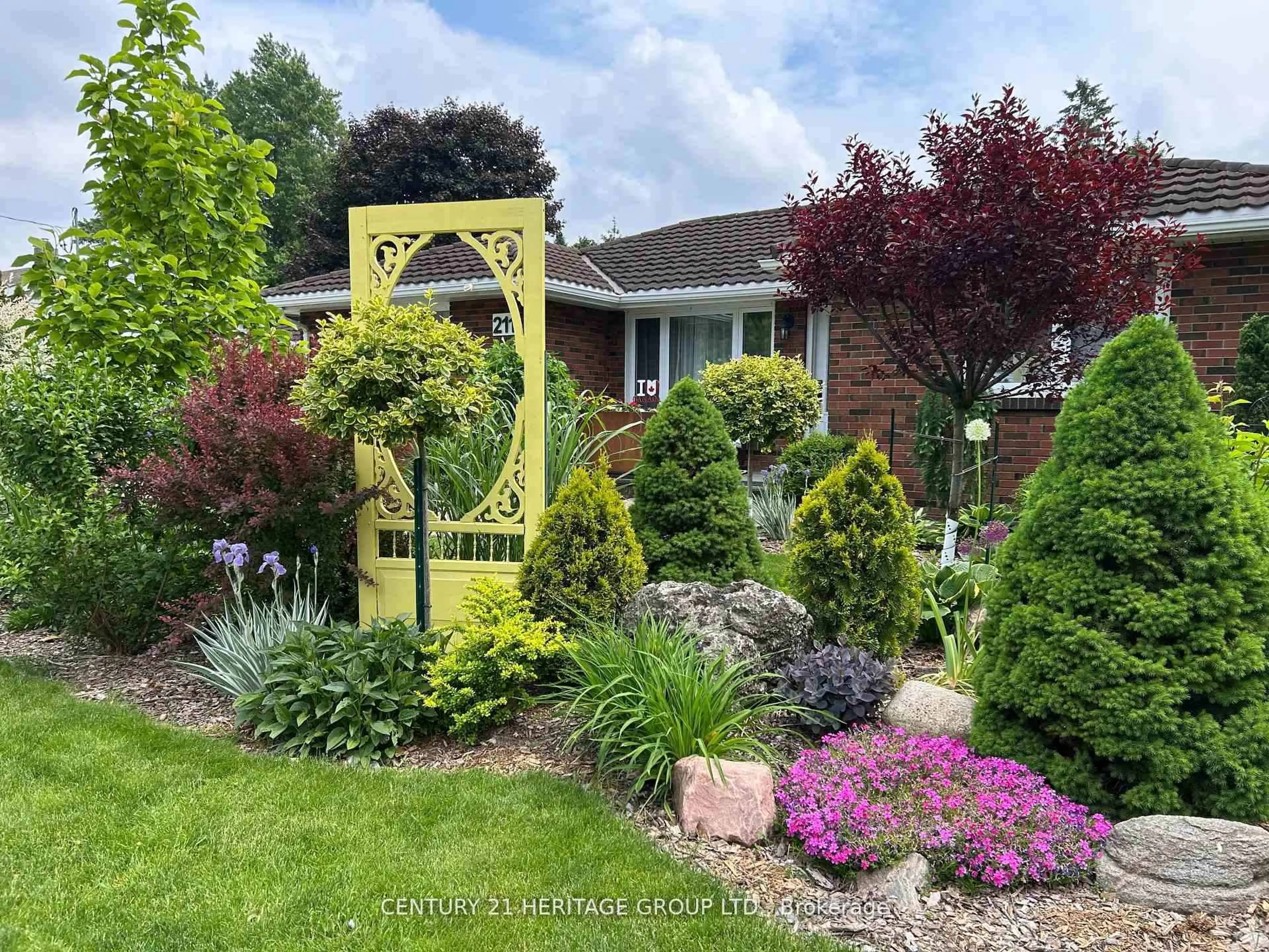 A pic from outside/outdoor area/front of a property/back of a property/a pic from drone, street for 211 Albert St, New Tecumseth Ontario L9R 1B6