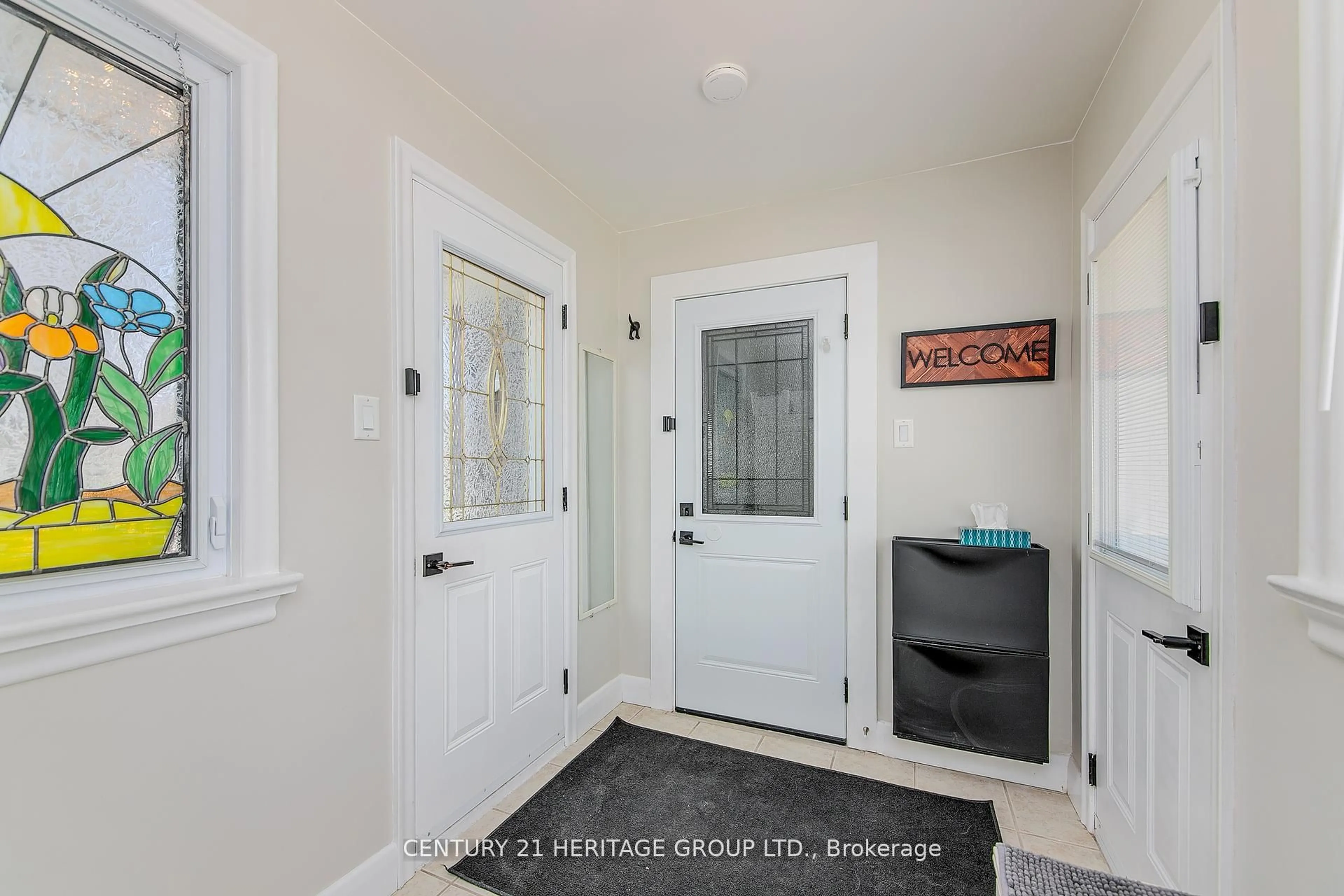 Indoor entryway for 211 Albert St, New Tecumseth Ontario L9R 1B6