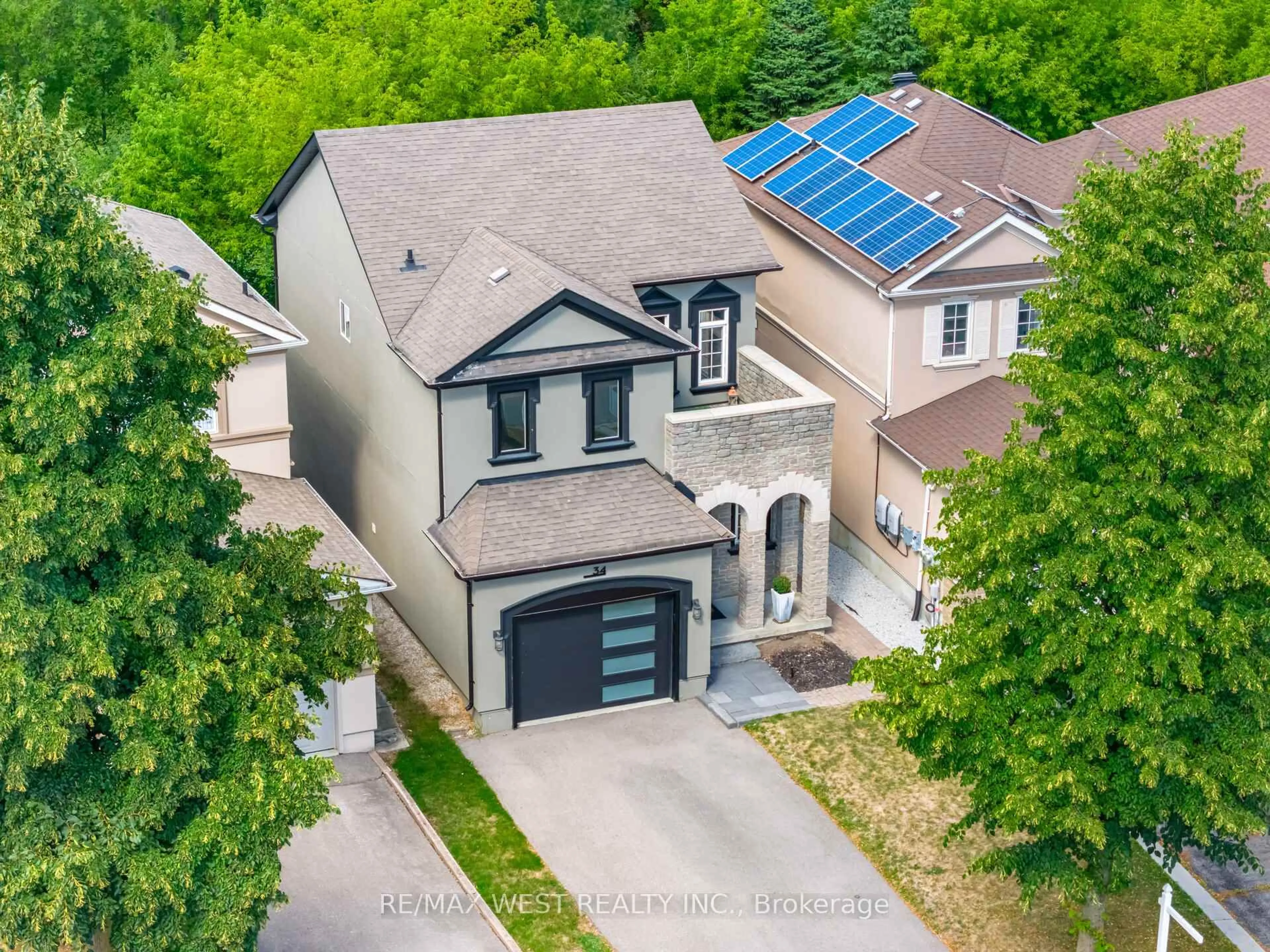 A pic from outside/outdoor area/front of a property/back of a property/a pic from drone, street for 34 Willow Tree St, Vaughan Ontario L6A 2S2