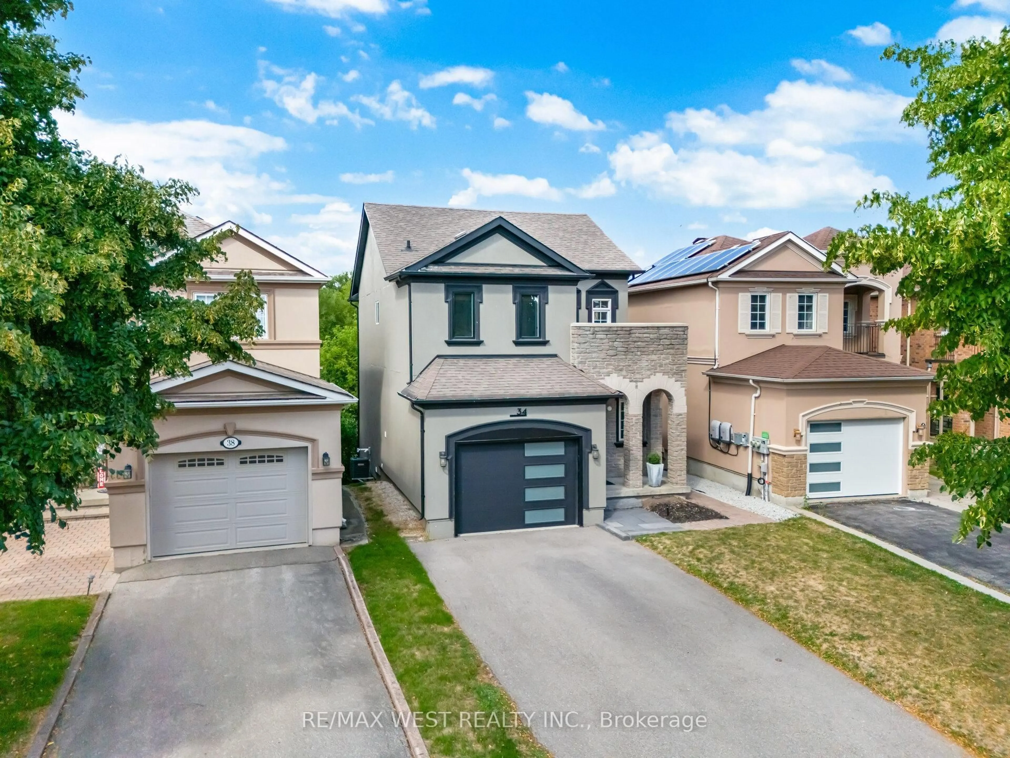A pic from outside/outdoor area/front of a property/back of a property/a pic from drone, street for 34 Willow Tree St, Vaughan Ontario L6A 2S2