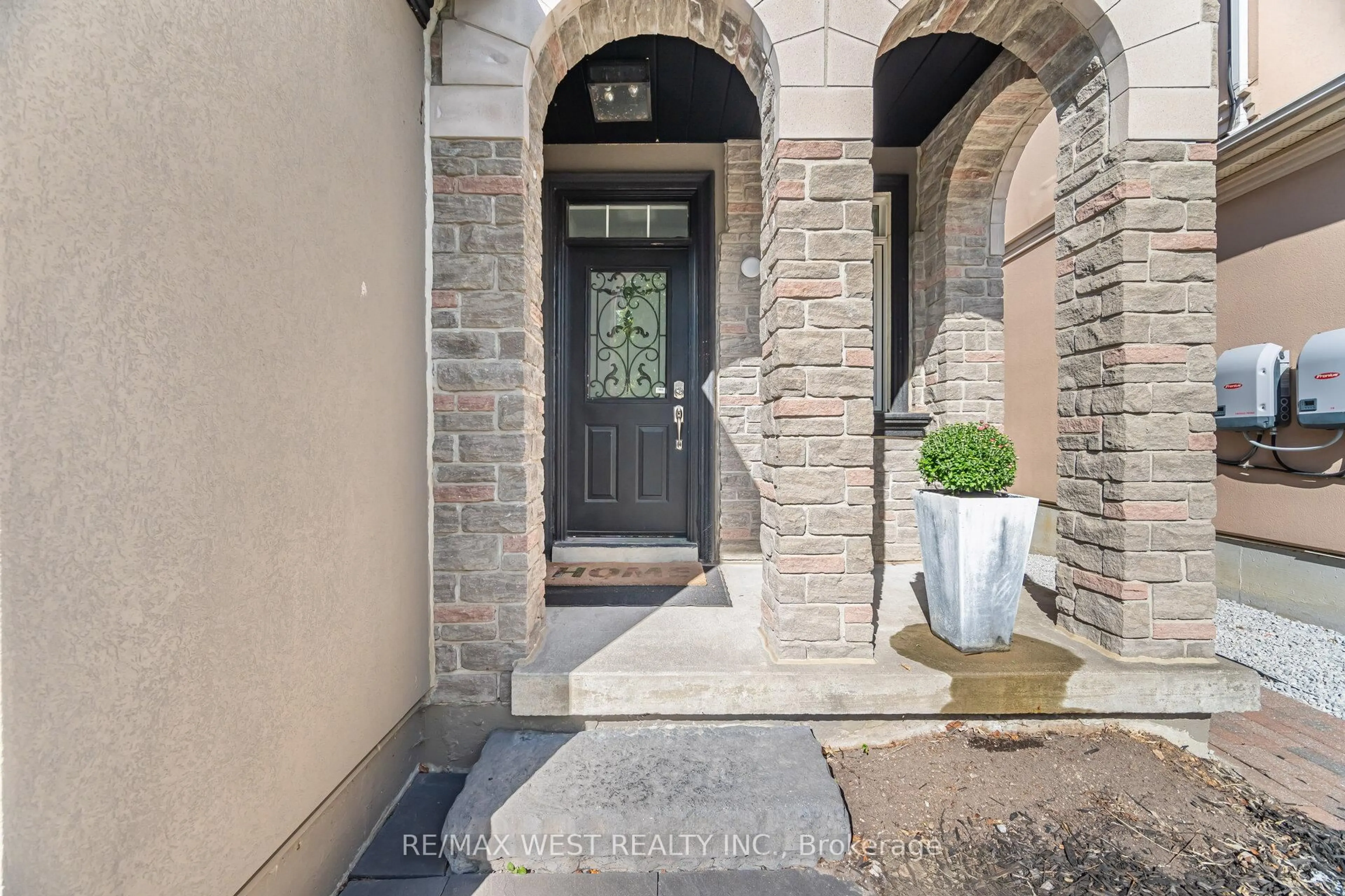 Indoor entryway for 34 Willow Tree St, Vaughan Ontario L6A 2S2
