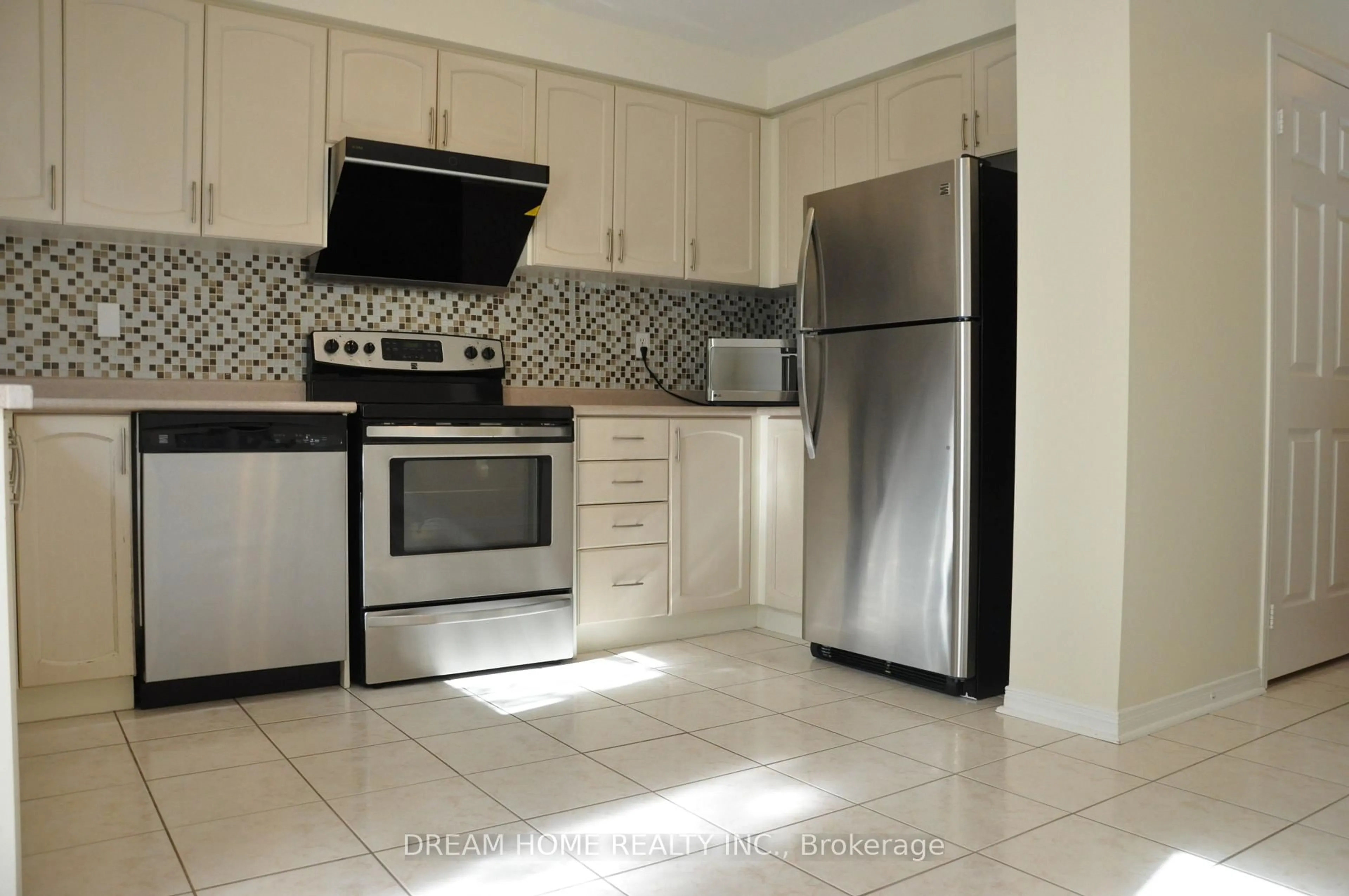 Standard kitchen, ceramic/tile floor for 46 Baffin Crt, Richmond Hill Ontario L4B 4J7