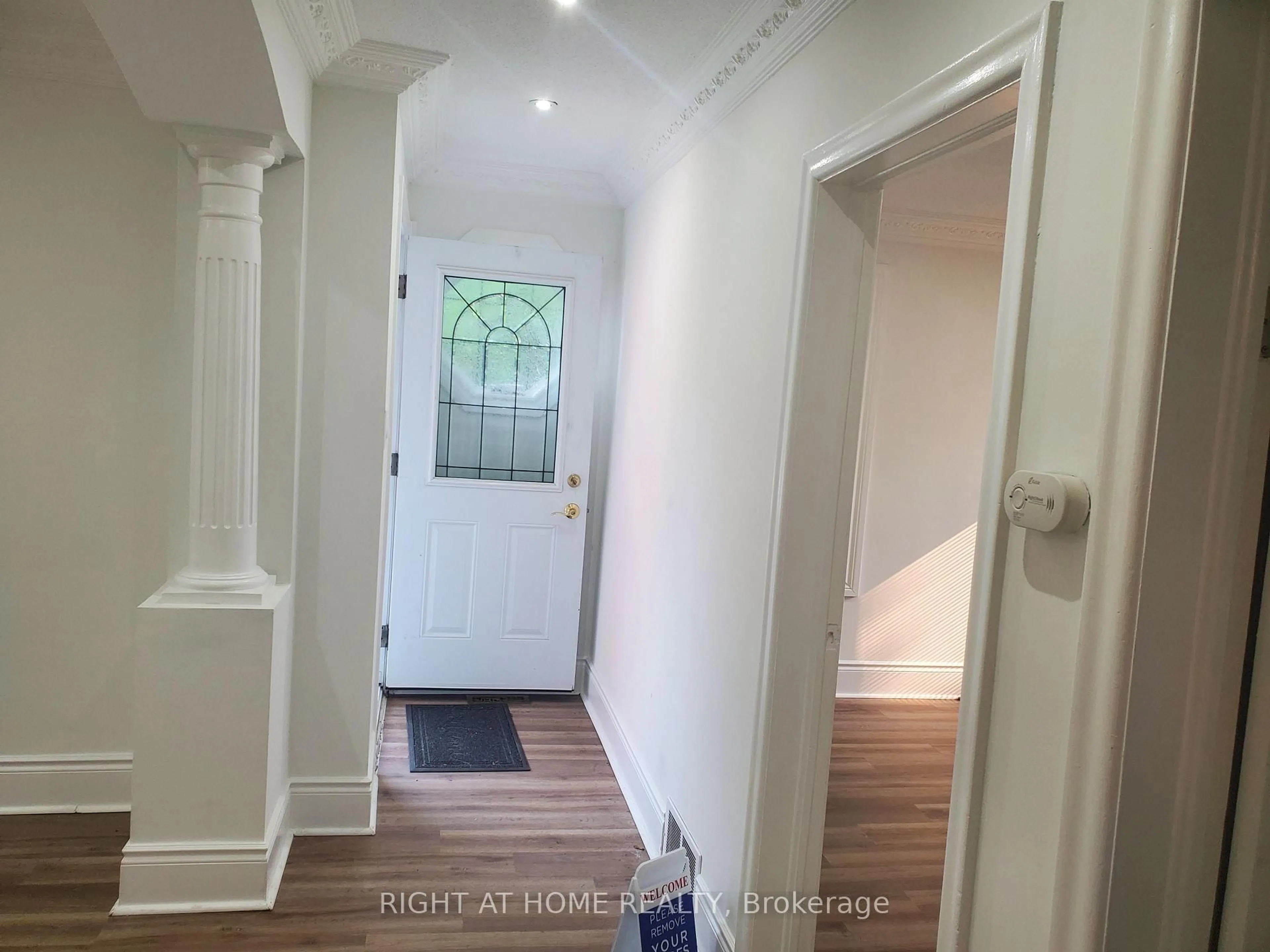 Indoor entryway for 56 Don Mor Dr, Newmarket Ontario L3Y 1G7