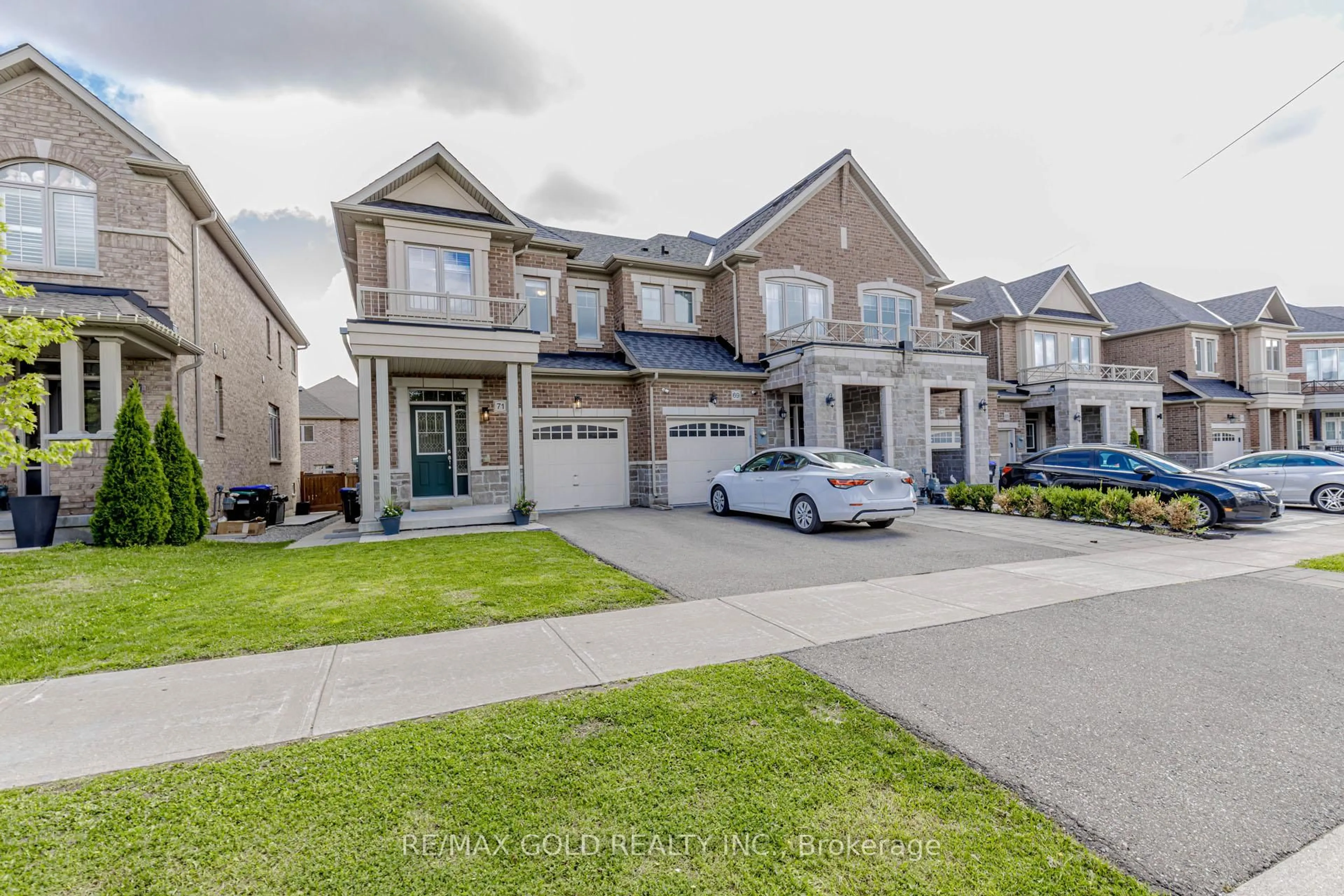 A pic from outside/outdoor area/front of a property/back of a property/a pic from drone, street for 71 Fortis Cres, Bradford West Gwillimbury Ontario L3Z 0W2